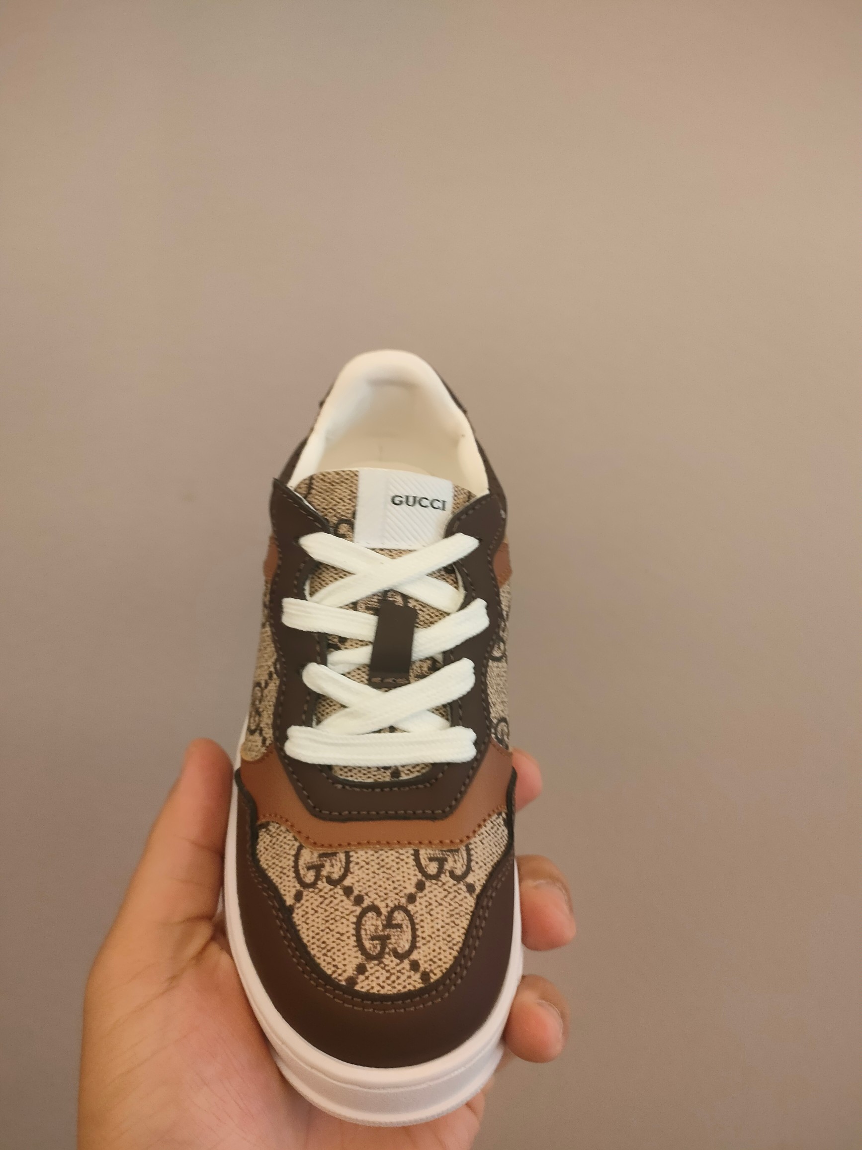 图片[4]-出口欧洲版古驰GUCCI头层皮 GUCCI古驰新款儿童休闲鞋 尺码：26-35码 必入的大牌系列，经典古驰小蜜蜂系列。出口欧版，货不多卖一双少一双。 优质皮料定制，脚感舒适☁ 原版大底，耐磨防滑✔-选品中心