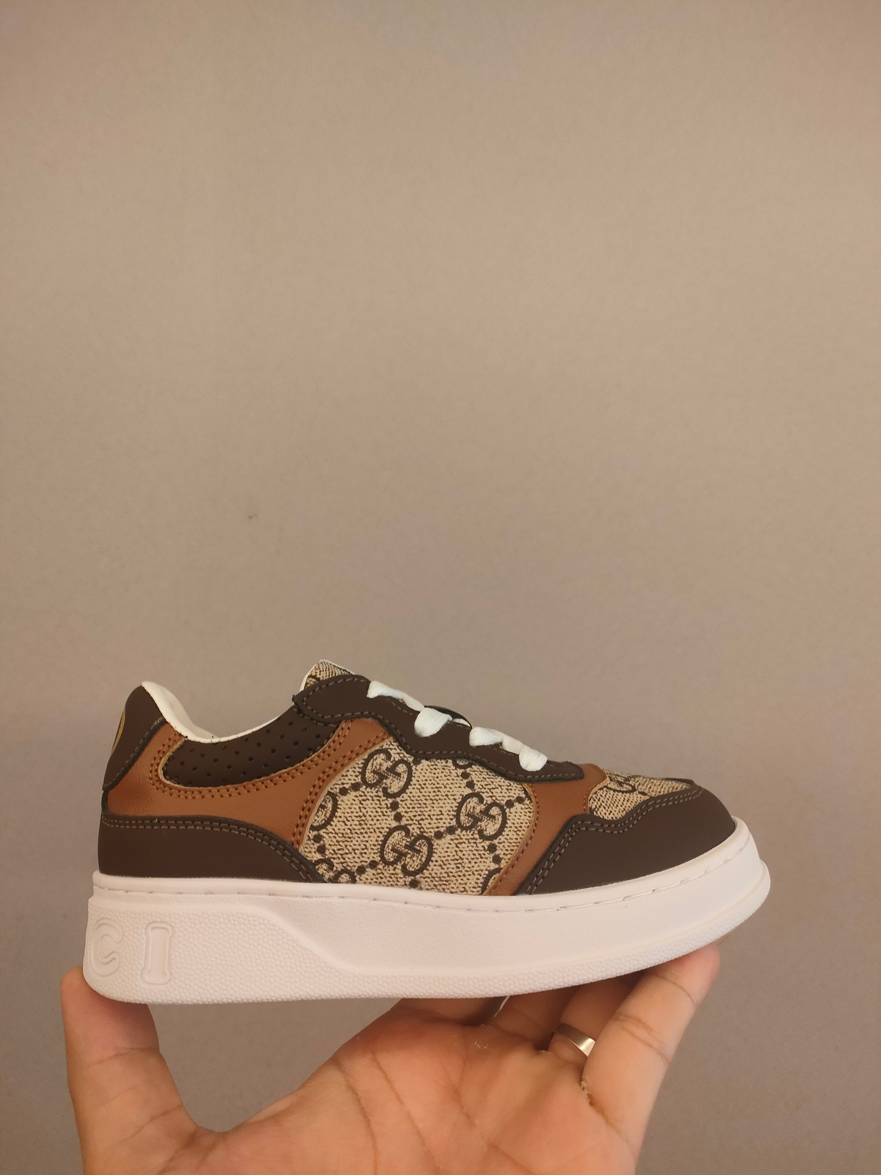 图片[3]-出口欧洲版古驰GUCCI头层皮 GUCCI古驰新款儿童休闲鞋 尺码：26-35码 必入的大牌系列，经典古驰小蜜蜂系列。出口欧版，货不多卖一双少一双。 优质皮料定制，脚感舒适☁ 原版大底，耐磨防滑✔-选品中心