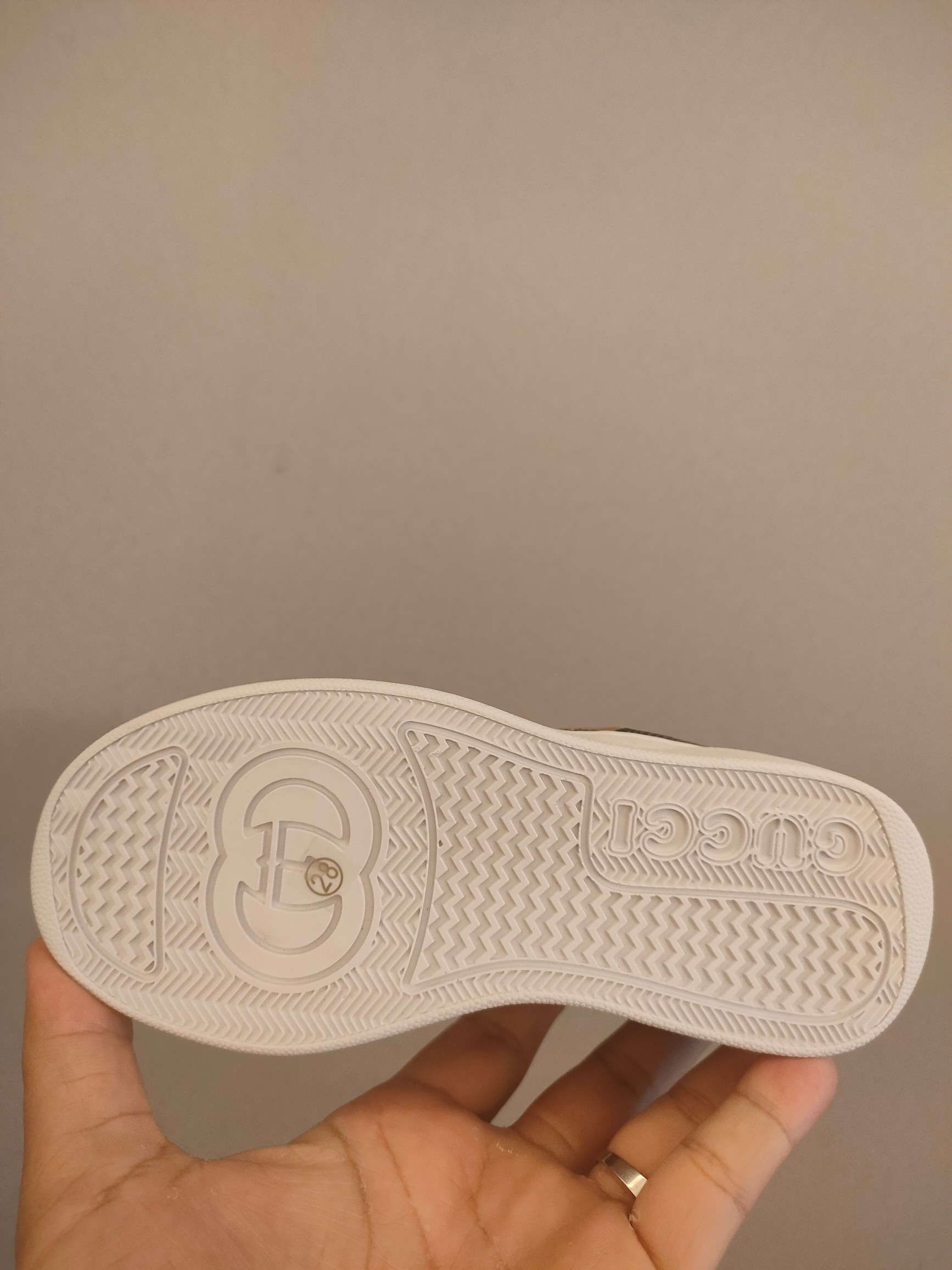 图片[6]-出口欧洲版古驰GUCCI头层皮 GUCCI古驰新款儿童休闲鞋 尺码：26-35码 必入的大牌系列，经典古驰小蜜蜂系列。出口欧版，货不多卖一双少一双。 优质皮料定制，脚感舒适☁ 原版大底，耐磨防滑✔-选品中心