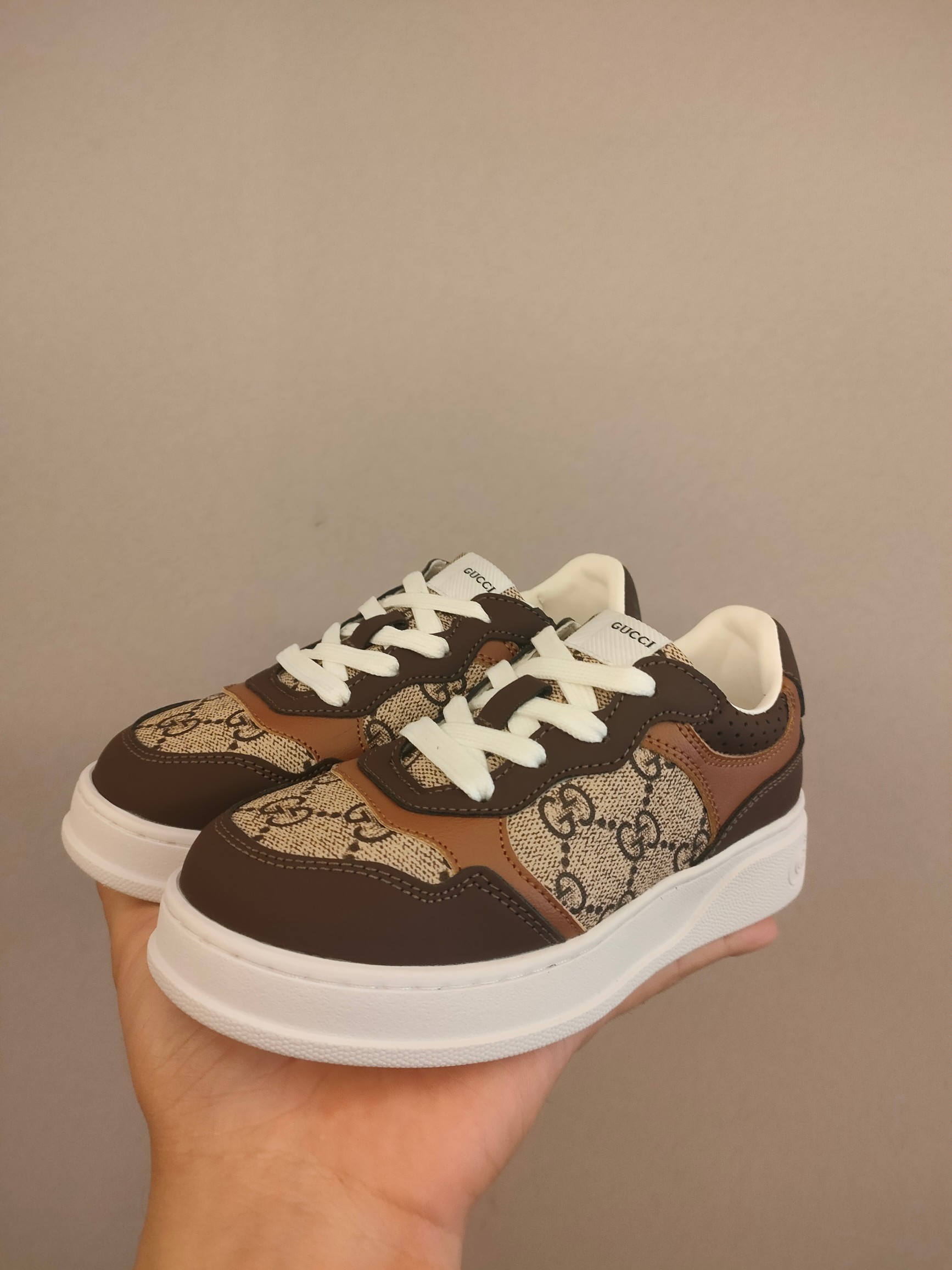 图片[7]-出口欧洲版古驰GUCCI头层皮 GUCCI古驰新款儿童休闲鞋 尺码：26-35码 必入的大牌系列，经典古驰小蜜蜂系列。出口欧版，货不多卖一双少一双。 优质皮料定制，脚感舒适☁ 原版大底，耐磨防滑✔-选品中心