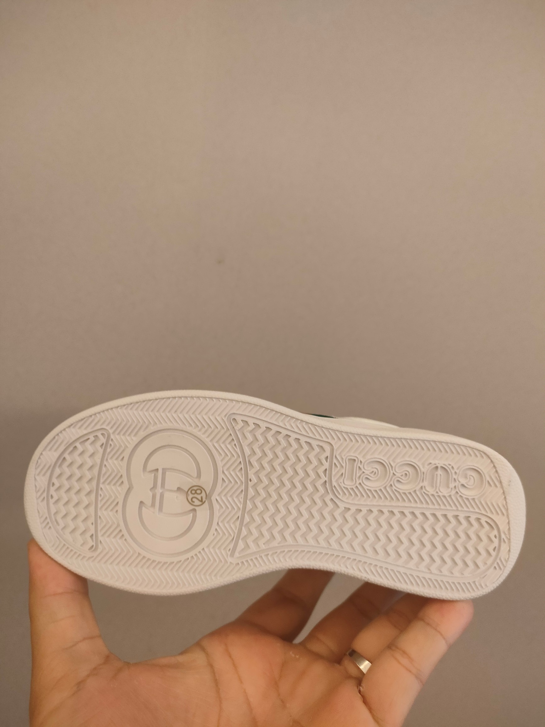 图片[6]-出口欧洲版古驰GUCCI头层皮 GUCCI古驰新款儿童休闲鞋 尺码：26-35码 必入的大牌系列，经典古驰小蜜蜂系列。出口欧版，货不多卖一双少一双。 优质皮料定制，脚感舒适☁ 原版大底，耐磨防滑✔-选品中心