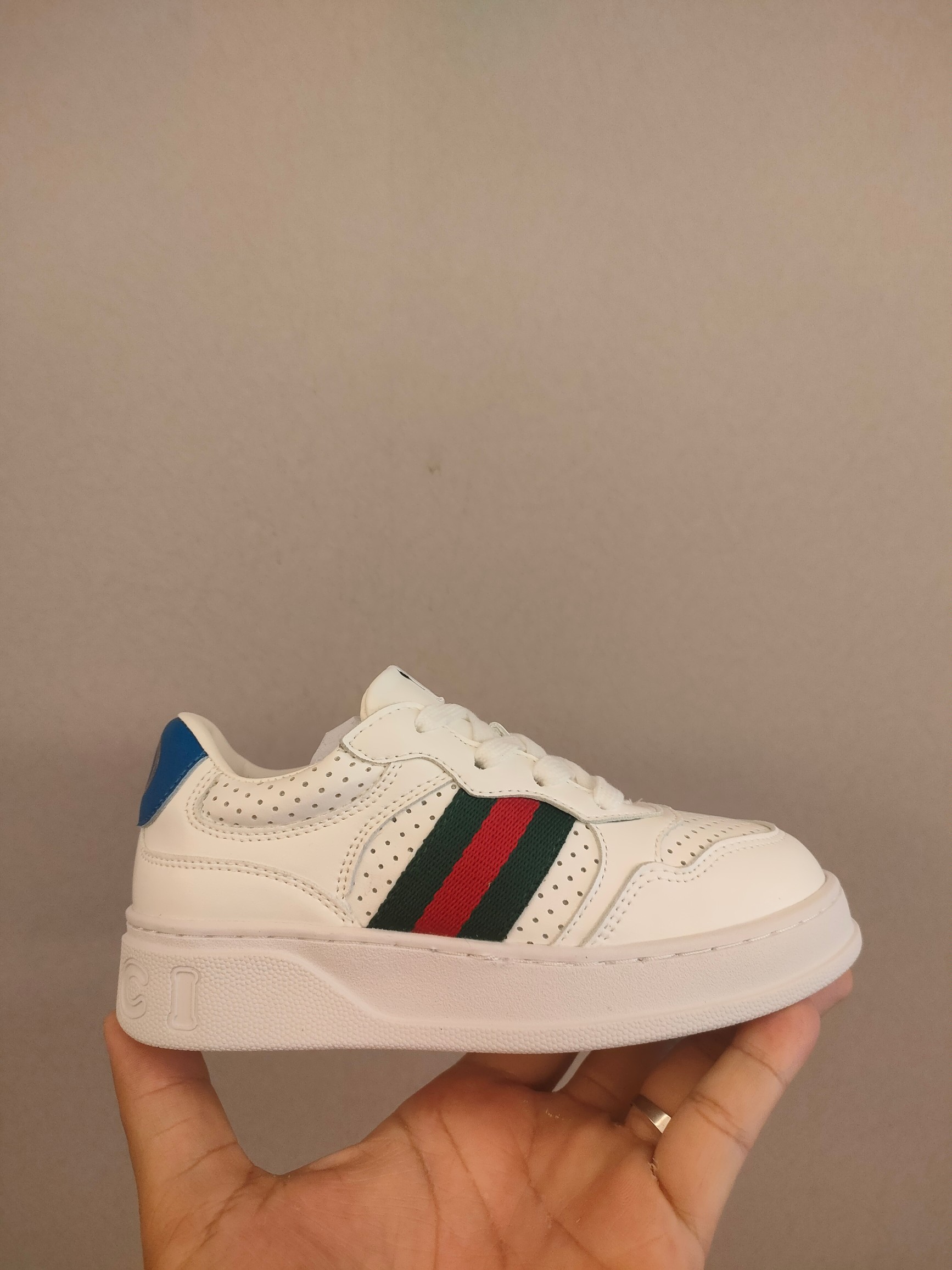 图片[3]-出口欧洲版古驰GUCCI头层皮 GUCCI古驰新款儿童休闲鞋 尺码：26-35码 必入的大牌系列，经典古驰小蜜蜂系列。出口欧版，货不多卖一双少一双。 优质皮料定制，脚感舒适☁ 原版大底，耐磨防滑✔-选品中心