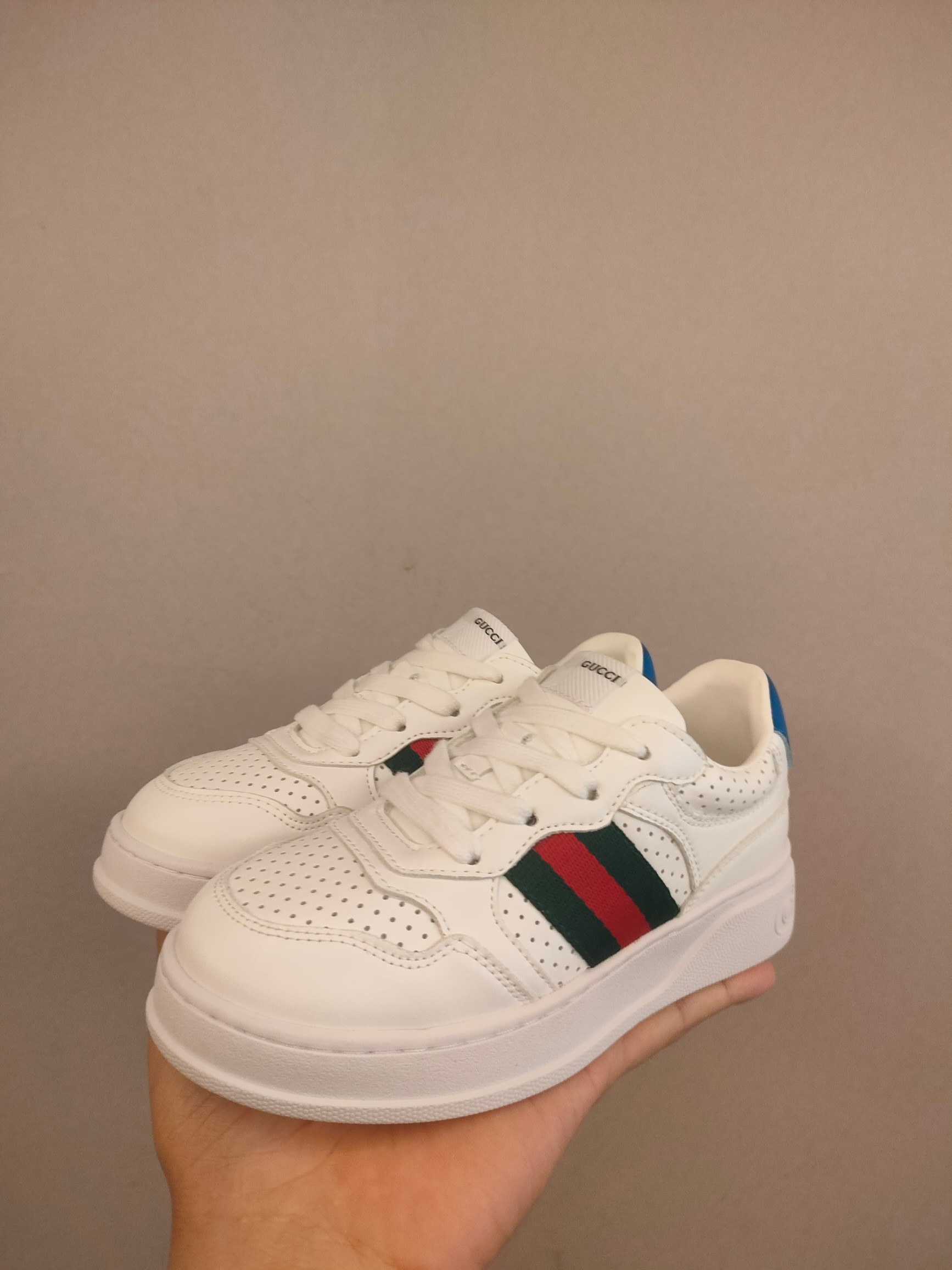 图片[7]-出口欧洲版古驰GUCCI头层皮 GUCCI古驰新款儿童休闲鞋 尺码：26-35码 必入的大牌系列，经典古驰小蜜蜂系列。出口欧版，货不多卖一双少一双。 优质皮料定制，脚感舒适☁ 原版大底，耐磨防滑✔-选品中心