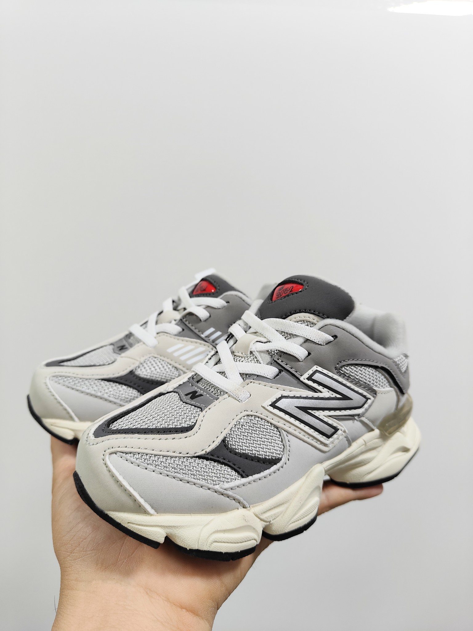 图片[2]-NB 9060 松紧带款童鞋26-37码 海外版NB 9060配色不仅显档次，鞋子也更轻盈️❗️时尚大气的外观设计，后跟“小象蹄”的独特照型，百搭又显腿长❗️必入款老爹鞋💕-选品中心