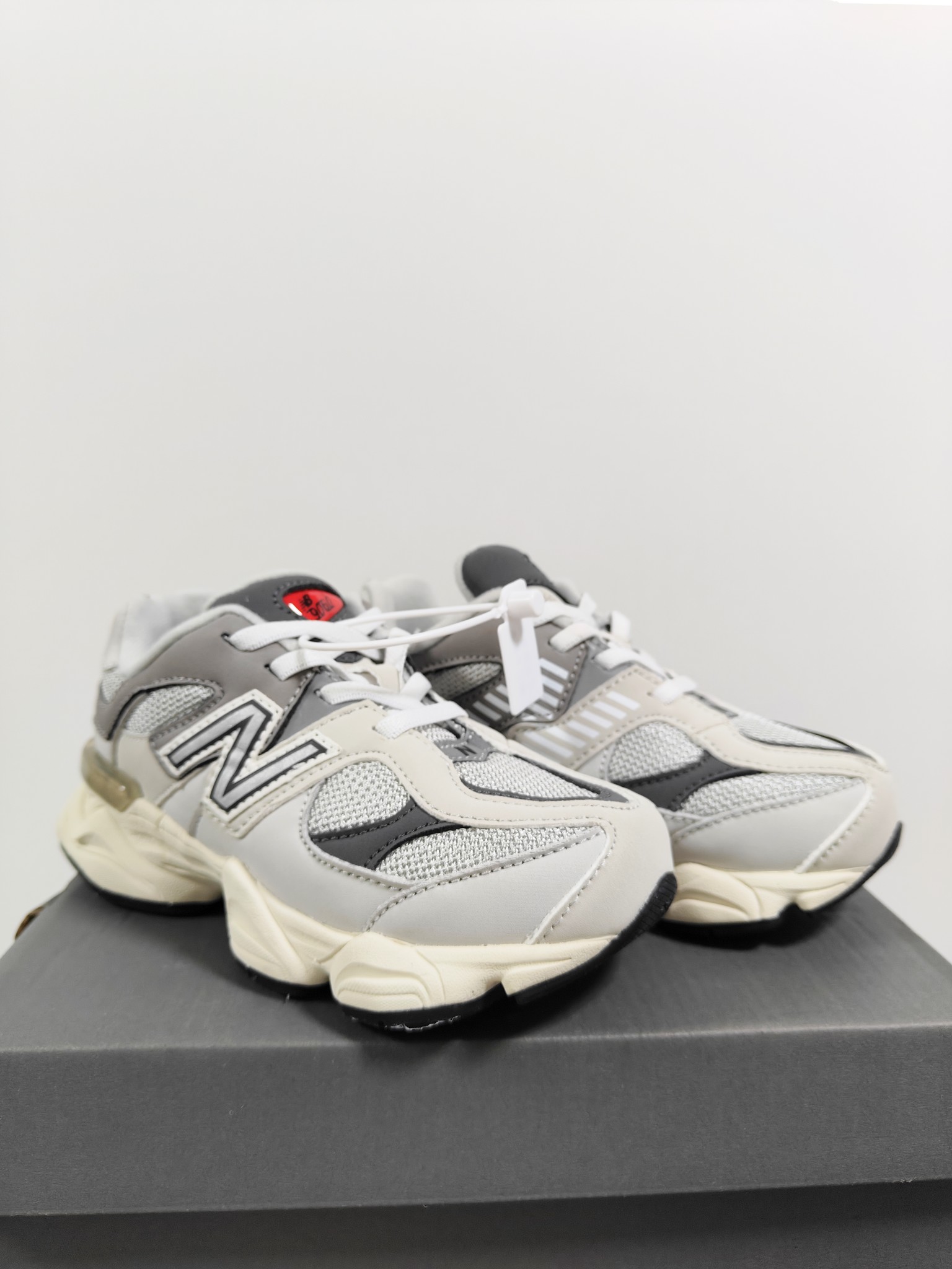 图片[8]-NB 9060 松紧带款童鞋26-37码 海外版NB 9060配色不仅显档次，鞋子也更轻盈️❗️时尚大气的外观设计，后跟“小象蹄”的独特照型，百搭又显腿长❗️必入款老爹鞋💕-选品中心