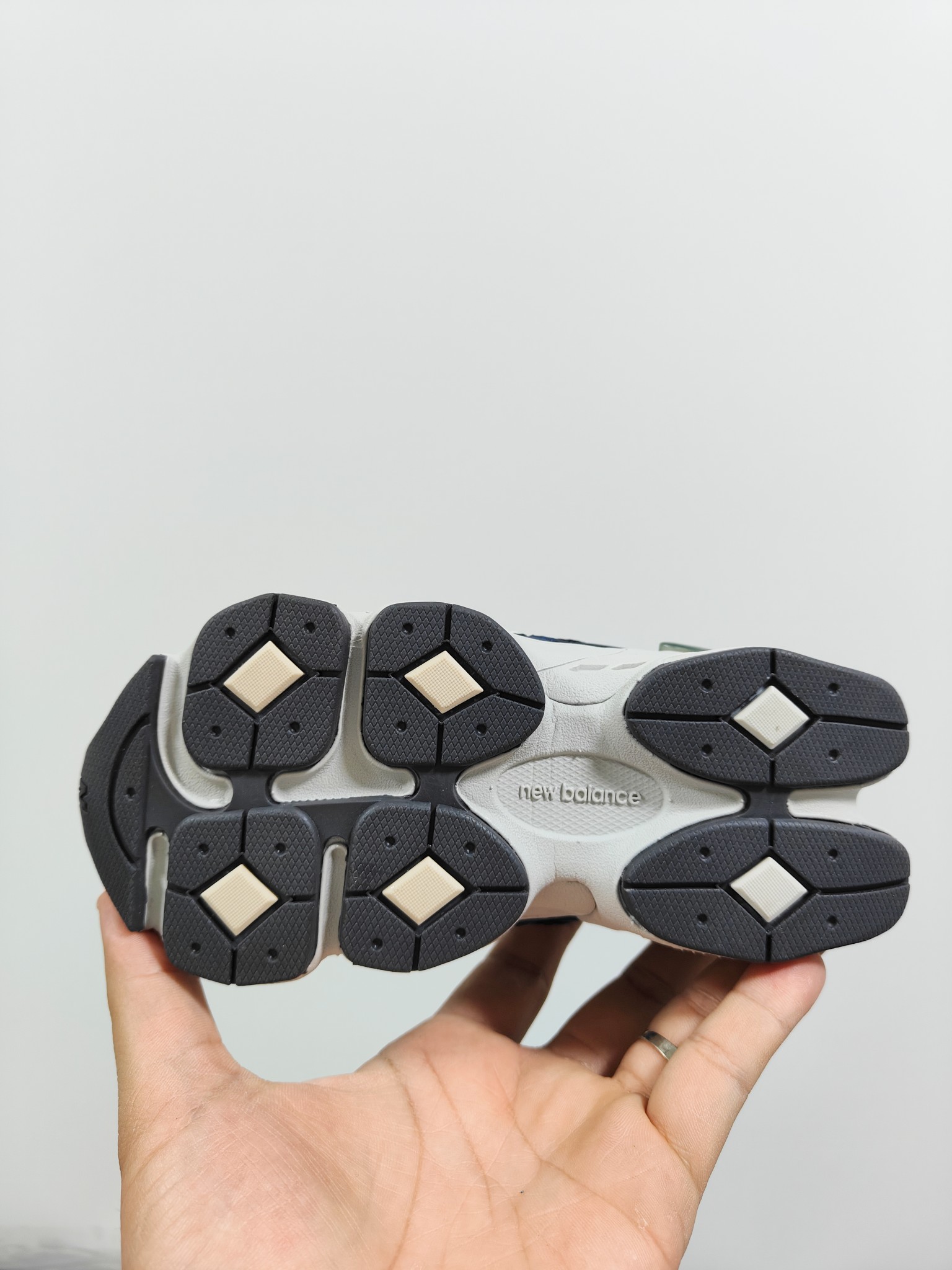 图片[4]-NB 9060 松紧带款童鞋26-37码 海外版NB 9060配色不仅显档次，鞋子也更轻盈️❗️时尚大气的外观设计，后跟“小象蹄”的独特照型，百搭又显腿长❗️必入款老爹鞋💕-选品中心