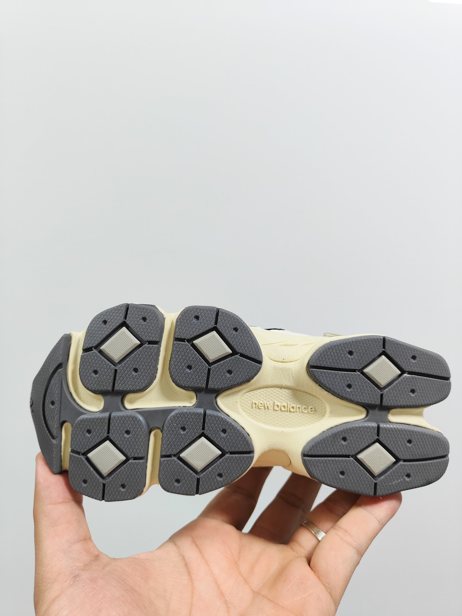 图片[4]-NB 9060 松紧带款童鞋26-37码 海外版NB 9060配色不仅显档次，鞋子也更轻盈️❗️时尚大气的外观设计，后跟“小象蹄”的独特照型，百搭又显腿长❗️必入款老爹鞋💕-选品中心