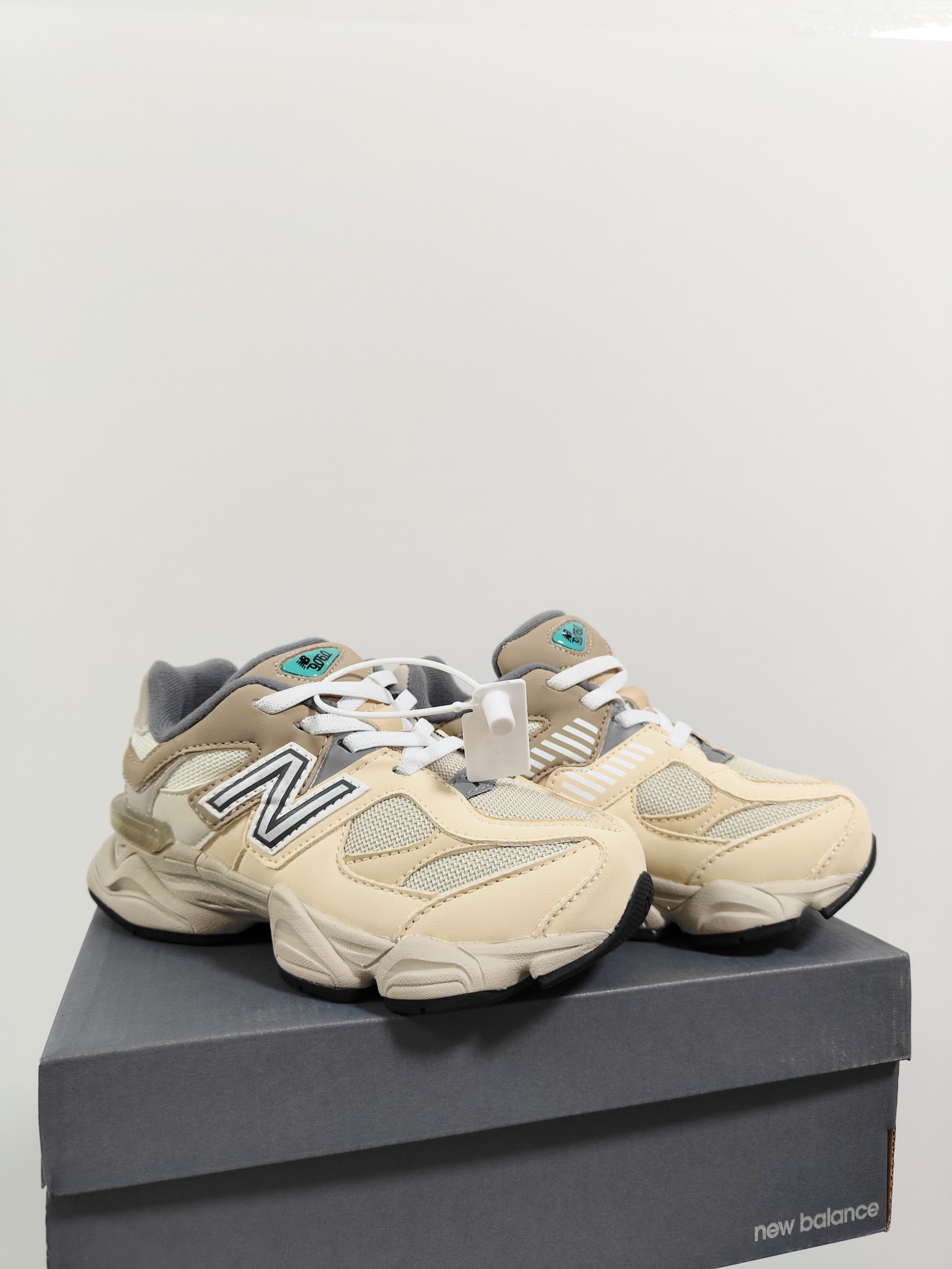 图片[8]-NB 9060 松紧带款童鞋26-37码 海外版NB 9060配色不仅显档次，鞋子也更轻盈️❗️时尚大气的外观设计，后跟“小象蹄”的独特照型，百搭又显腿长❗️必入款老爹鞋💕-选品中心