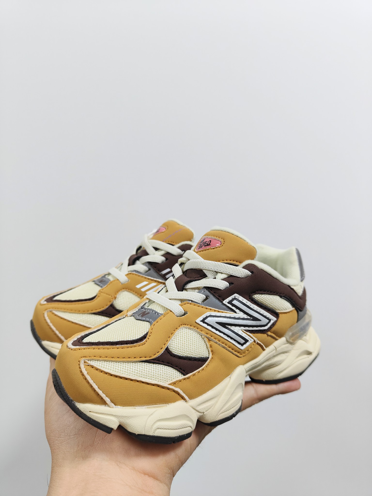 图片[2]-NB 9060 松紧带款童鞋26-37码 海外版NB 9060配色不仅显档次，鞋子也更轻盈️❗️时尚大气的外观设计，后跟“小象蹄”的独特照型，百搭又显腿长❗️必入款老爹鞋💕-选品中心