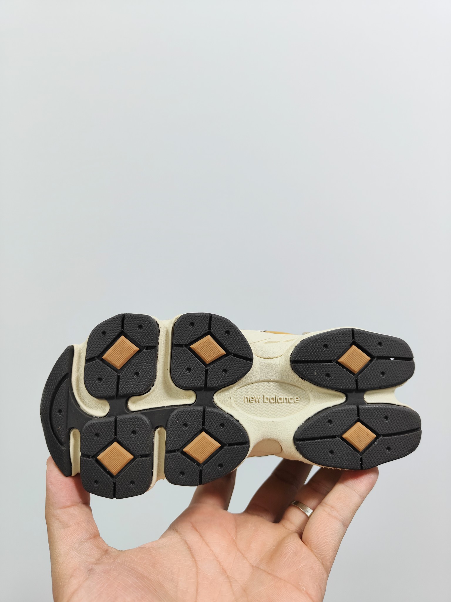 图片[4]-NB 9060 松紧带款童鞋26-37码 海外版NB 9060配色不仅显档次，鞋子也更轻盈️❗️时尚大气的外观设计，后跟“小象蹄”的独特照型，百搭又显腿长❗️必入款老爹鞋💕-选品中心