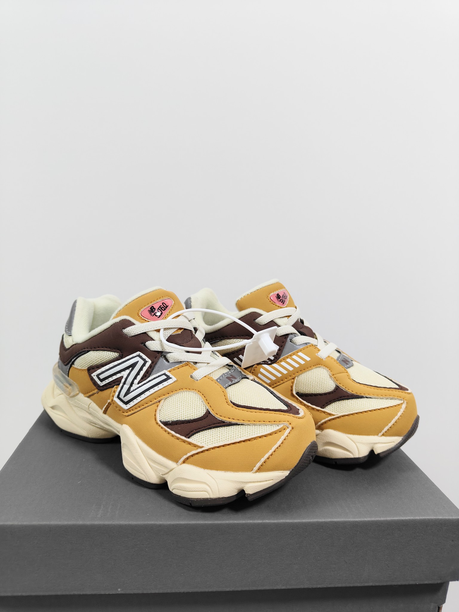 图片[8]-NB 9060 松紧带款童鞋26-37码 海外版NB 9060配色不仅显档次，鞋子也更轻盈️❗️时尚大气的外观设计，后跟“小象蹄”的独特照型，百搭又显腿长❗️必入款老爹鞋💕-选品中心