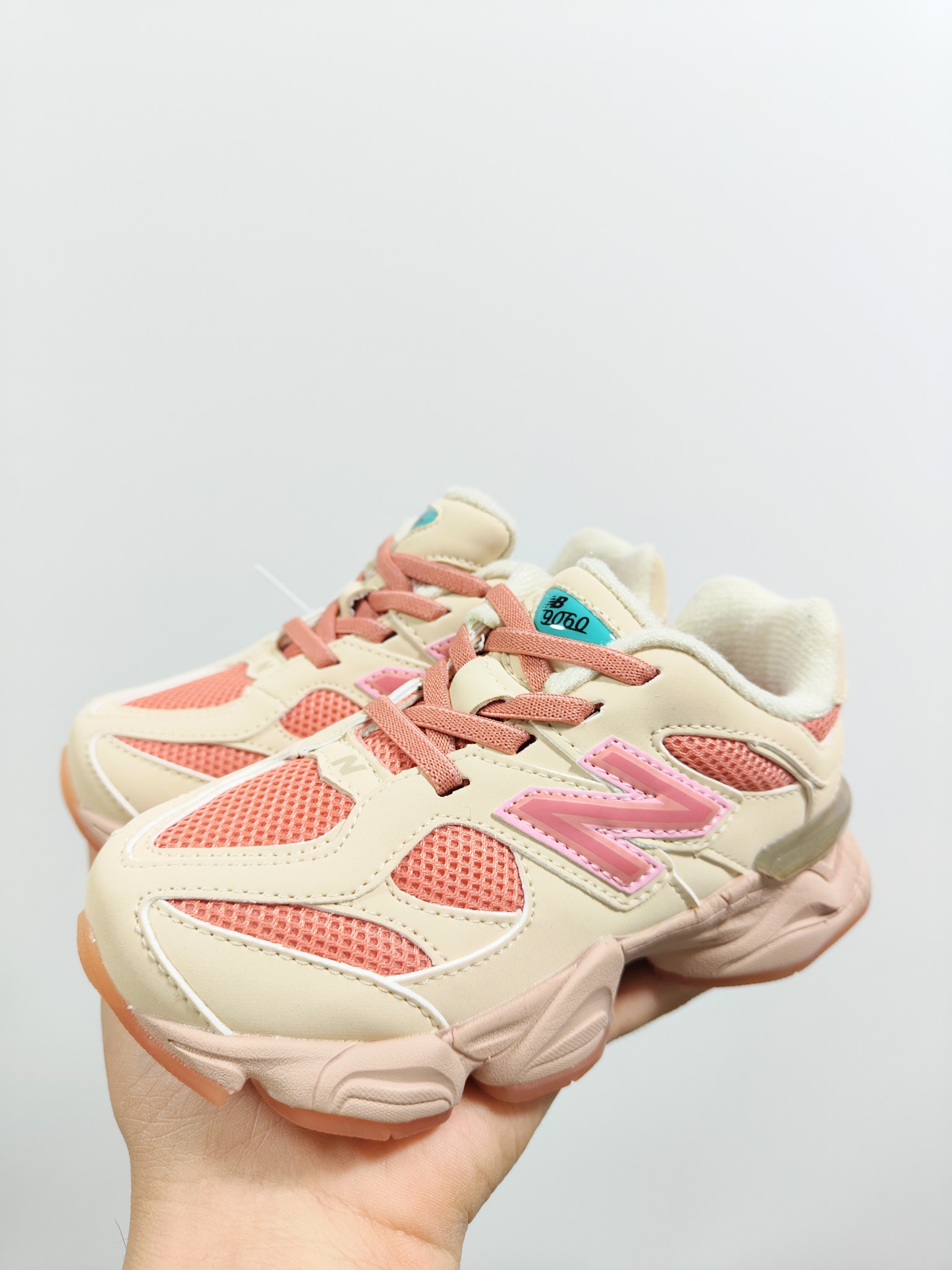 图片[2]-NB 9060 松紧带款童鞋26-37码 海外版NB 9060配色不仅显档次，鞋子也更轻盈️❗️时尚大气的外观设计，后跟“小象蹄”的独特照型，百搭又显腿长❗️必入款老爹鞋💕-选品中心