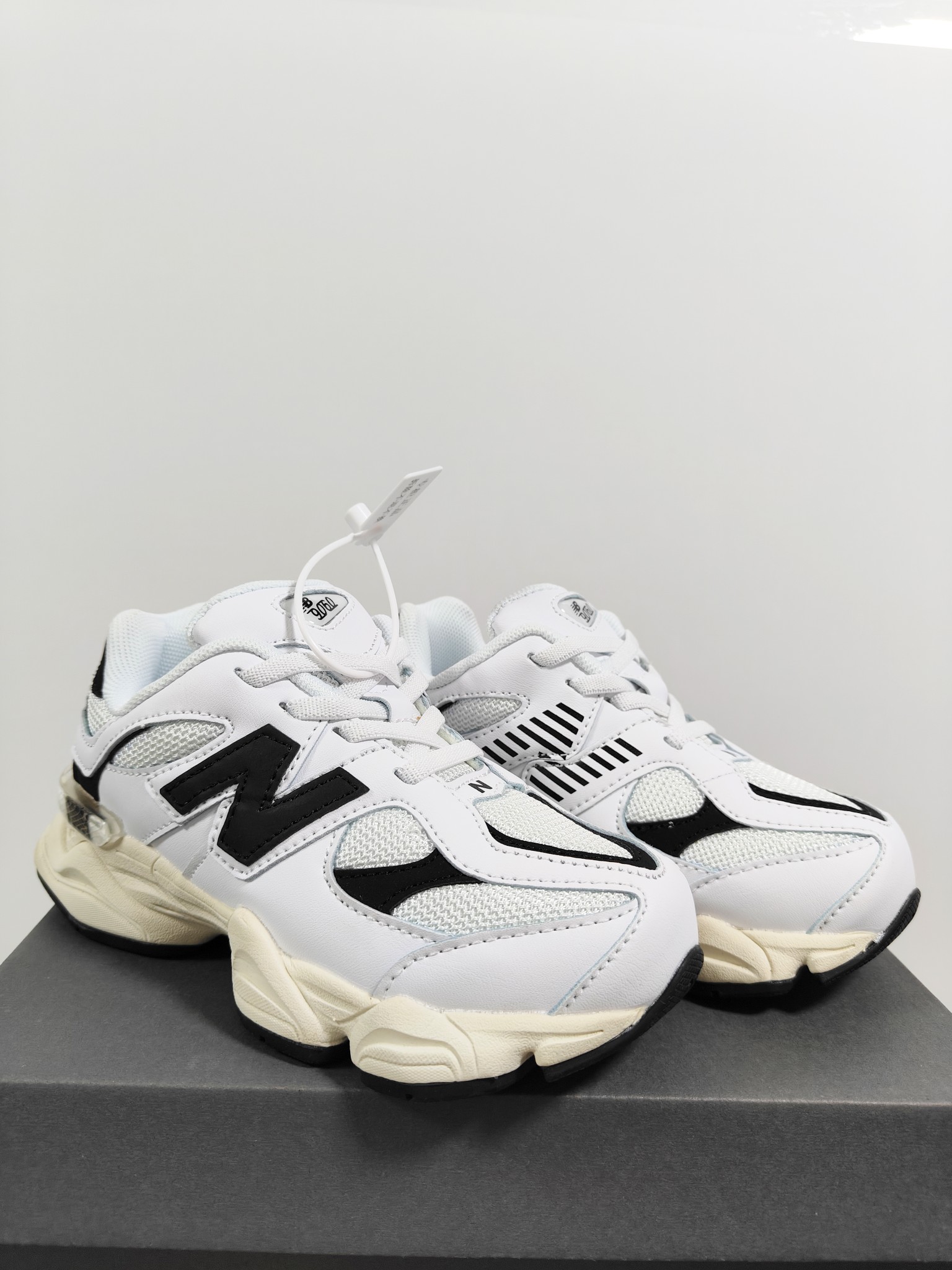 图片[8]-NB 9060 松紧带款童鞋26-37码 海外版NB 9060配色不仅显档次，鞋子也更轻盈️❗️时尚大气的外观设计，后跟“小象蹄”的独特照型，百搭又显腿长❗️必入款老爹鞋💕-选品中心