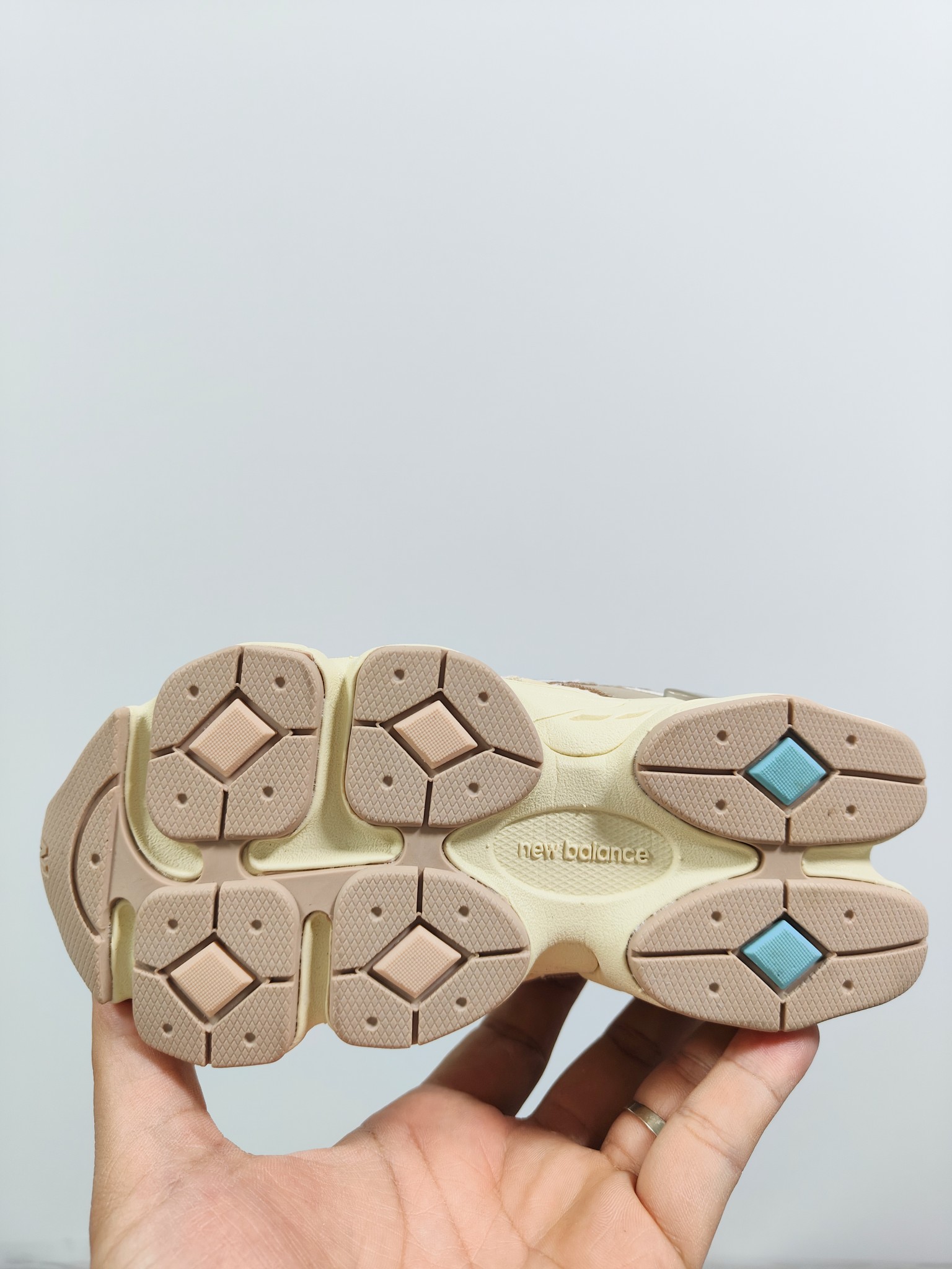 图片[4]-NB 9060 松紧带款童鞋26-37码 海外版NB 9060配色不仅显档次，鞋子也更轻盈️❗️时尚大气的外观设计，后跟“小象蹄”的独特照型，百搭又显腿长❗️必入款老爹鞋💕-选品中心