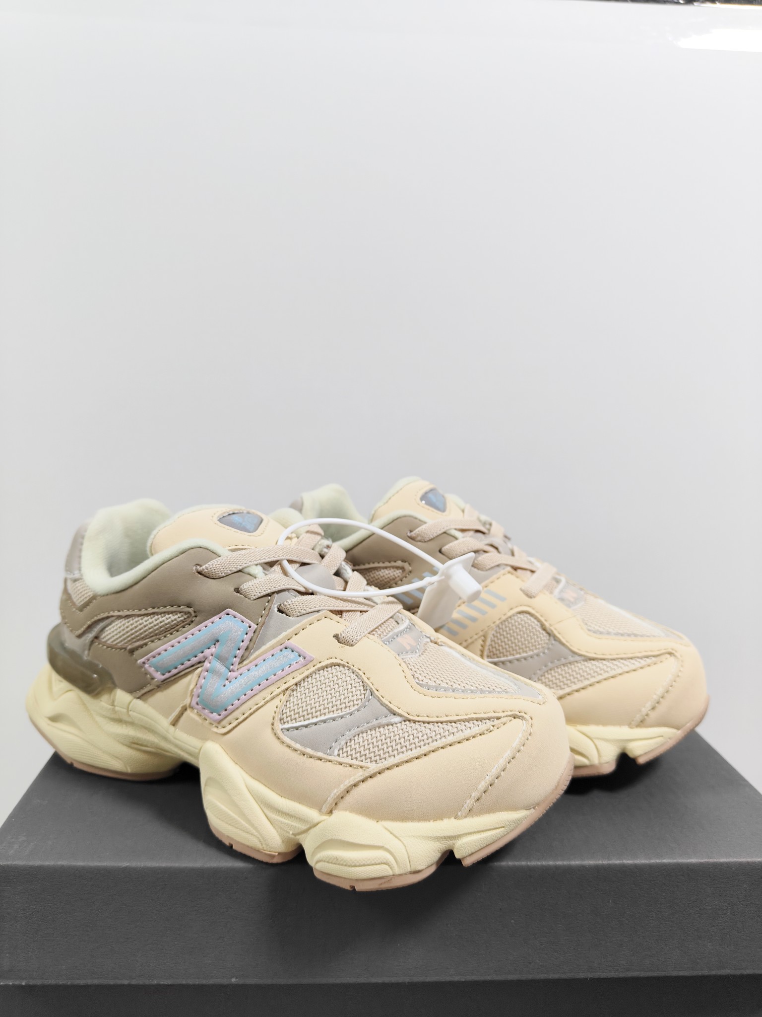 图片[8]-NB 9060 松紧带款童鞋26-37码 海外版NB 9060配色不仅显档次，鞋子也更轻盈️❗️时尚大气的外观设计，后跟“小象蹄”的独特照型，百搭又显腿长❗️必入款老爹鞋💕-选品中心