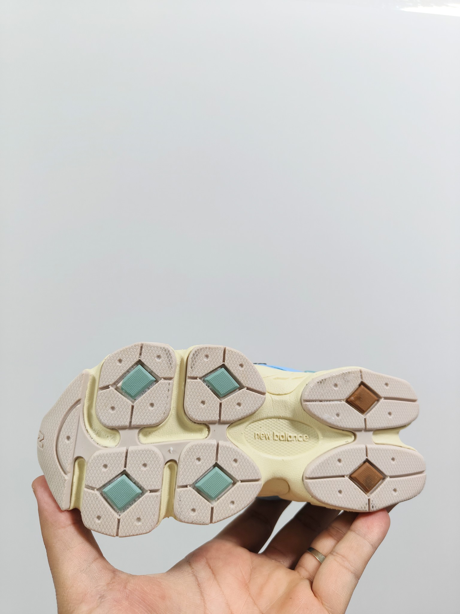 图片[4]-NB 9060 松紧带款童鞋26-37码 海外版NB 9060配色不仅显档次，鞋子也更轻盈️❗️时尚大气的外观设计，后跟“小象蹄”的独特照型，百搭又显腿长❗️必入款老爹鞋💕-选品中心