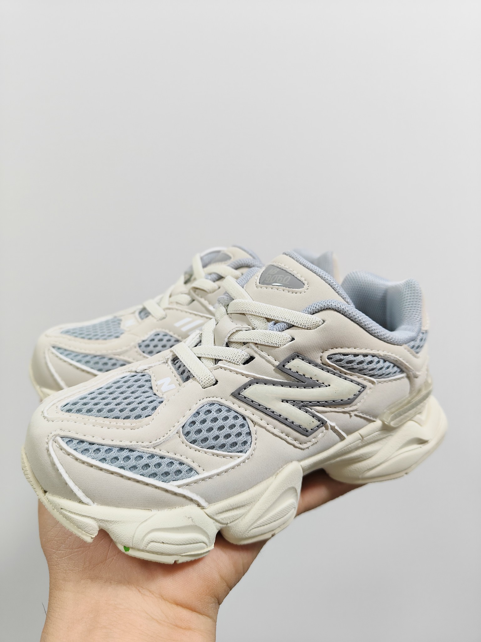 图片[2]-NB 9060 松紧带款童鞋26-37码 海外版NB 9060配色不仅显档次，鞋子也更轻盈️❗️时尚大气的外观设计，后跟“小象蹄”的独特照型，百搭又显腿长❗️必入款老爹鞋💕-选品中心