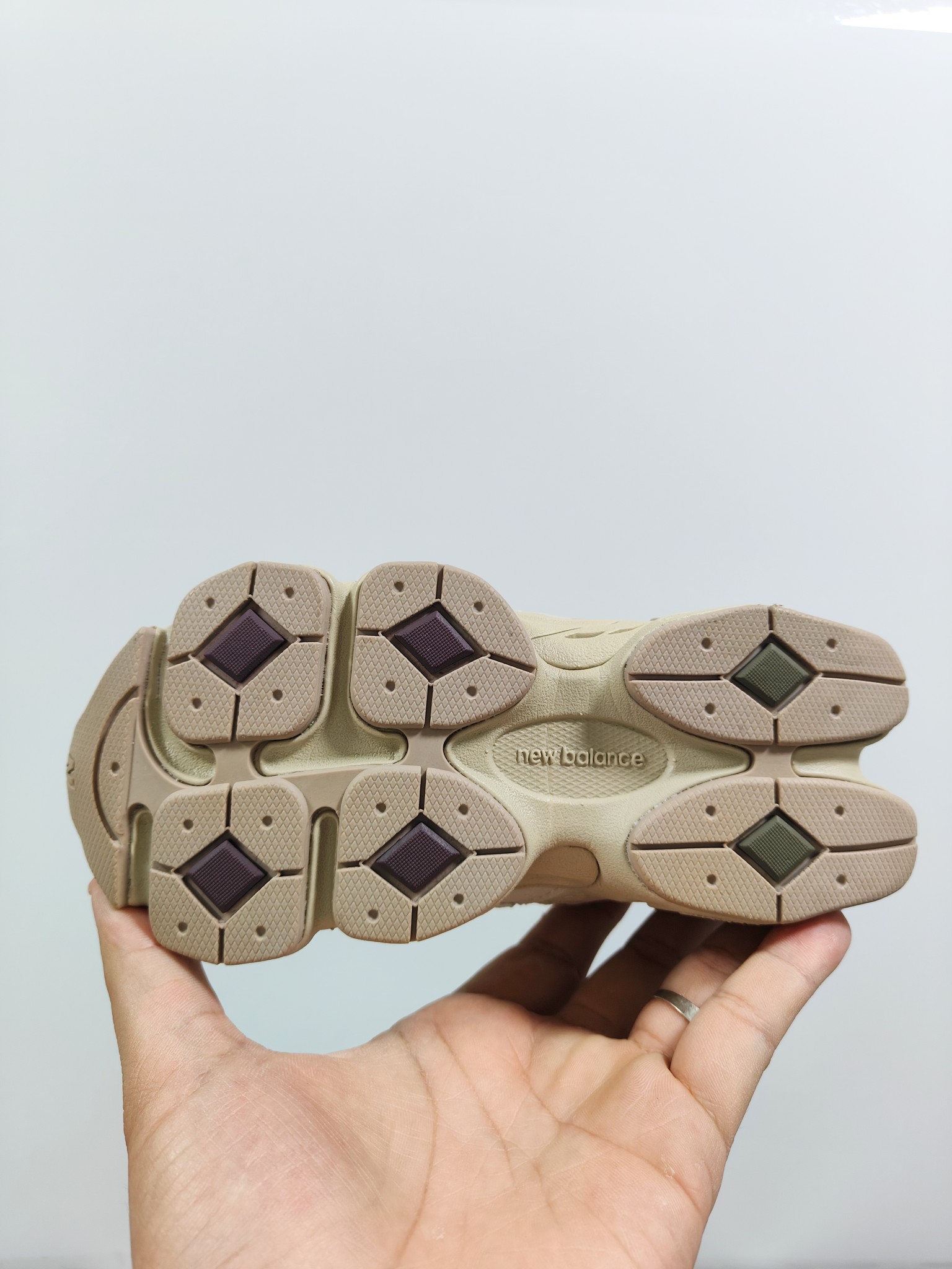 图片[4]-NB 9060 松紧带款童鞋26-37码 海外版NB 9060配色不仅显档次，鞋子也更轻盈️❗️时尚大气的外观设计，后跟“小象蹄”的独特照型，百搭又显腿长❗️必入款老爹鞋💕-选品中心