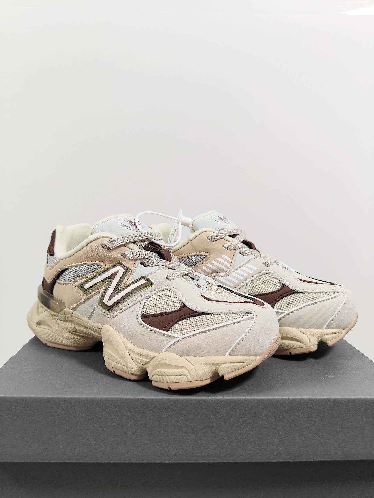 图片[8]-NB 9060 松紧带款童鞋26-37码 海外版NB 9060配色不仅显档次，鞋子也更轻盈️❗️时尚大气的外观设计，后跟“小象蹄”的独特照型，百搭又显腿长❗️必入款老爹鞋💕-选品中心