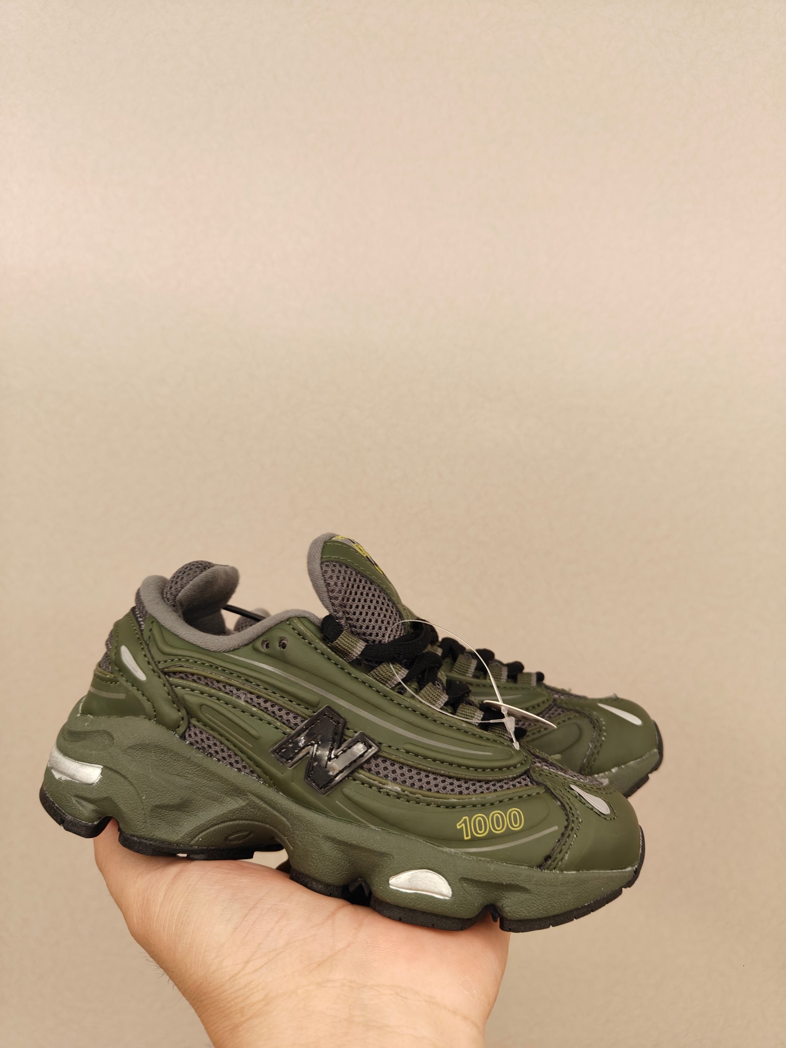 图片[2]-新款新款，复古款儿童鞋 全网首发💰 尺码：26-37 作为官方最新最热门的款式，nb1000真的是一鞋难求😭采用有张力的线条，和不同材质的拼接使用，让整体凸显未来的机能感🤖又酷又野辨识度高！日常又百搭，复古运动风轻松拿捏～-选品中心