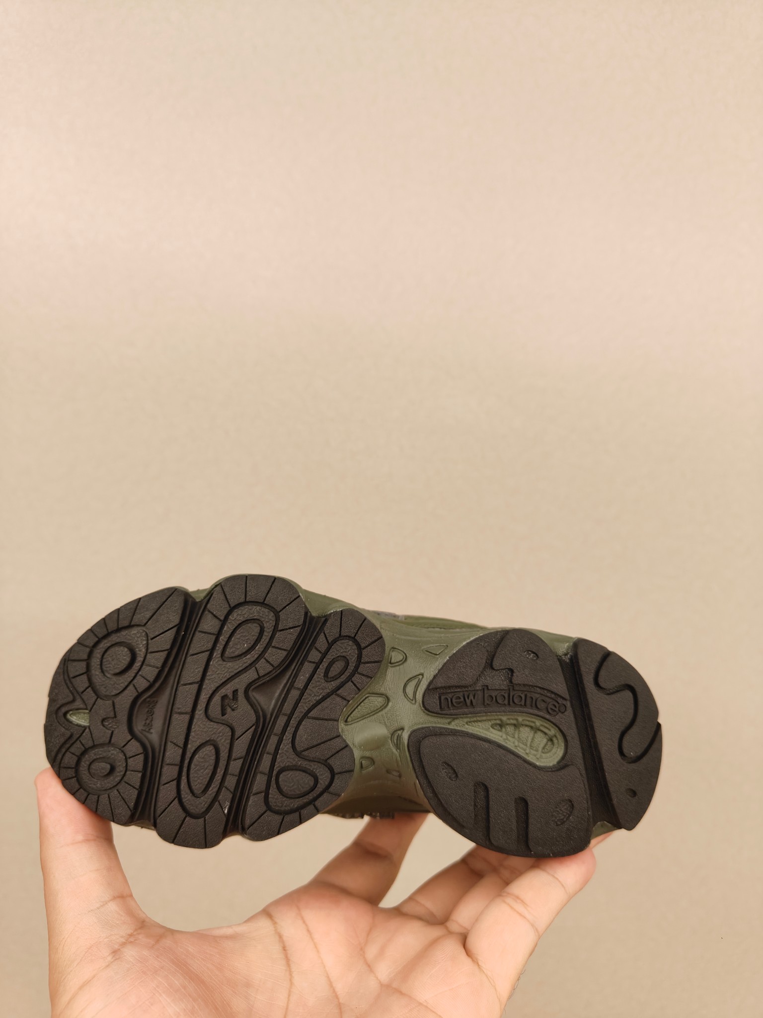 图片[6]-新款新款，复古款儿童鞋 全网首发💰 尺码：26-37 作为官方最新最热门的款式，nb1000真的是一鞋难求😭采用有张力的线条，和不同材质的拼接使用，让整体凸显未来的机能感🤖又酷又野辨识度高！日常又百搭，复古运动风轻松拿捏～-选品中心