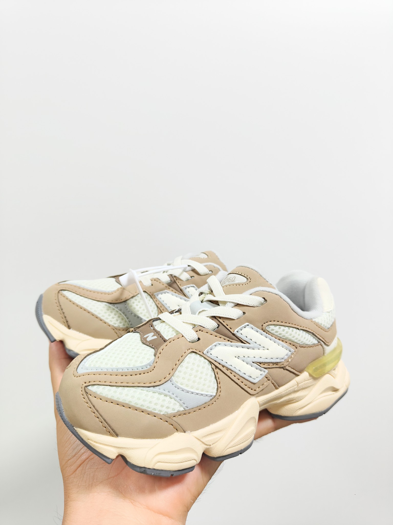 图片[2]-NB 9060 松紧带款童鞋26-37码 海外版NB 9060配色不仅显档次，鞋子也更轻盈️❗️时尚大气的外观设计，后跟“小象蹄”的独特照型，百搭又显腿长❗️必入款老爹鞋💕-选品中心