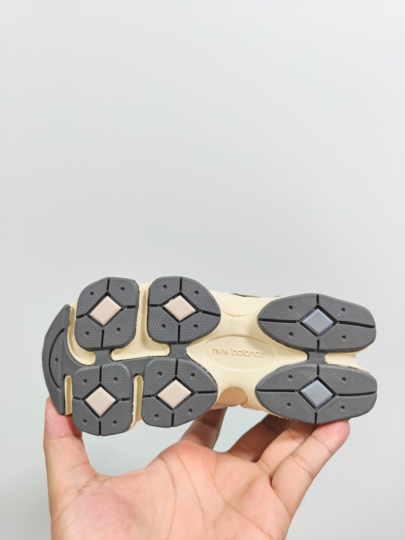 图片[4]-NB 9060 松紧带款童鞋26-37码 海外版NB 9060配色不仅显档次，鞋子也更轻盈️❗️时尚大气的外观设计，后跟“小象蹄”的独特照型，百搭又显腿长❗️必入款老爹鞋💕-选品中心