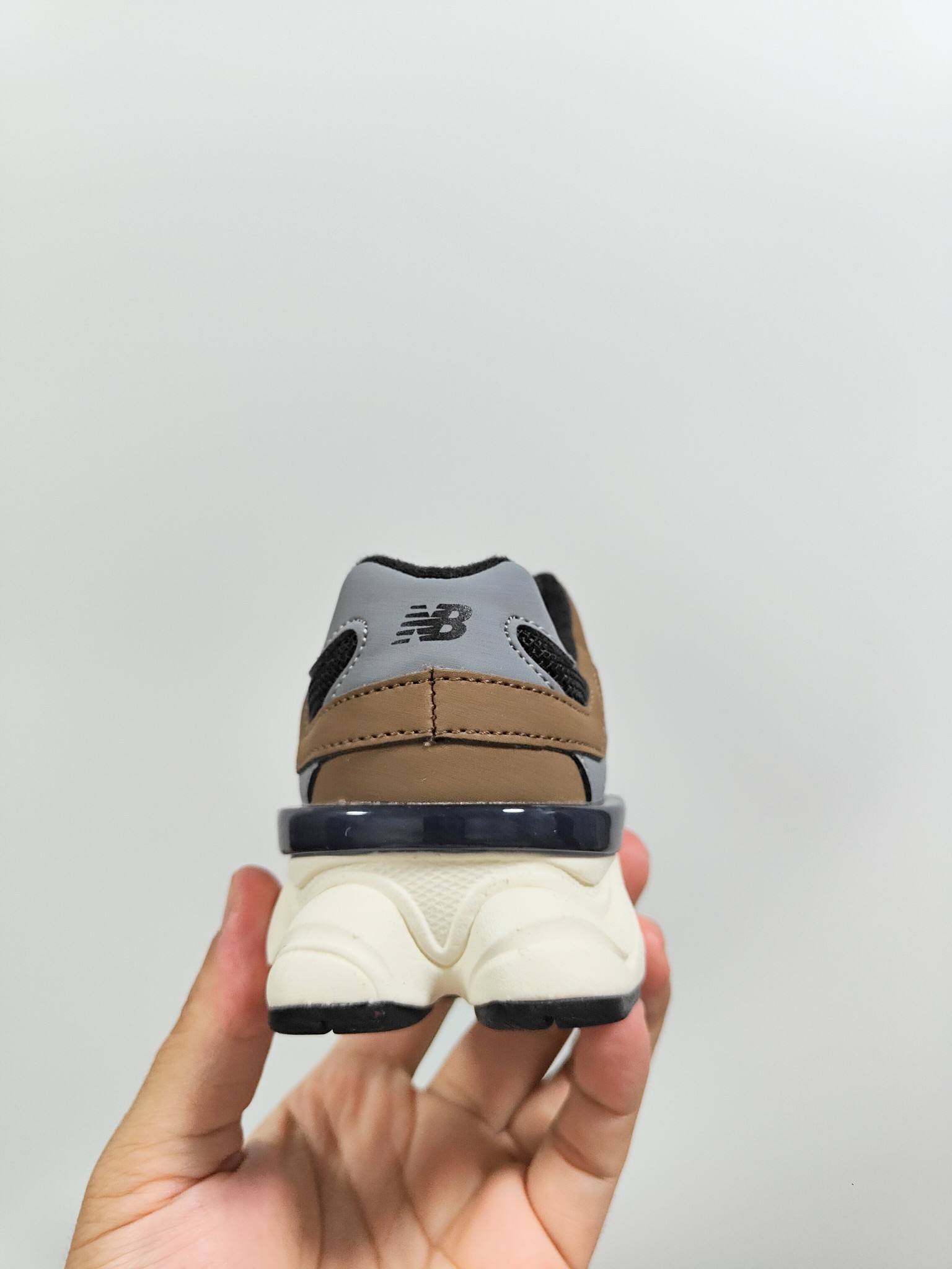 图片[4]-NB 9060 松紧带款童鞋26-37码 海外版NB 9060配色不仅显档次，鞋子也更轻盈️❗️时尚大气的外观设计，后跟“小象蹄”的独特照型，百搭又显腿长❗️必入款老爹鞋💕-选品中心