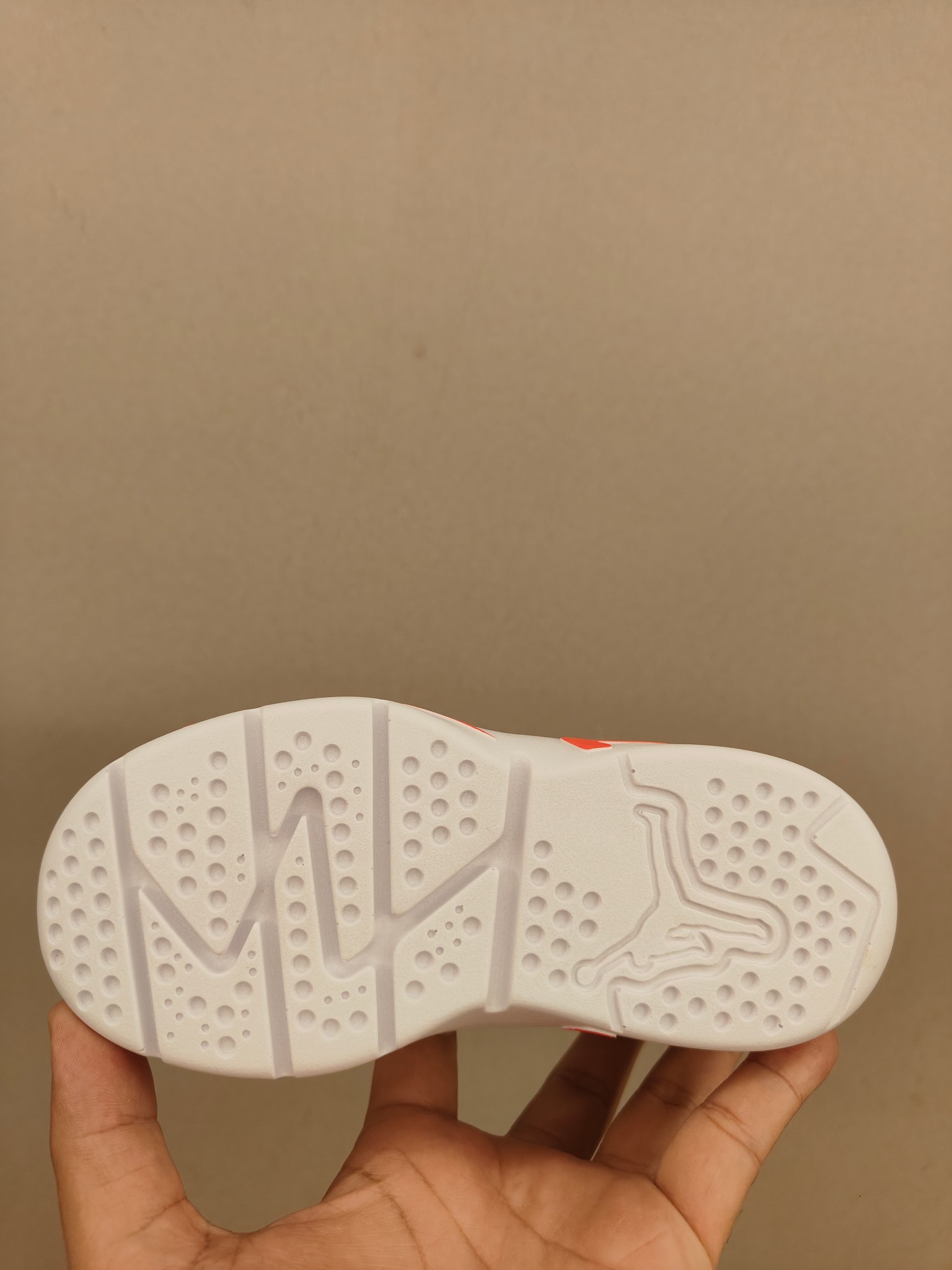 图片[6]-调乔6魔术贴儿童篮球鞋 皮面👏上脚很轻便柔软，宽边魔术贴可以保护脚踝不受伤🦶 拼色设计，脚踝高帮设计，魔术贴开合，穿脱很方便！鞋身皮面，抵御寒冷也很好也非常好👍-选品中心