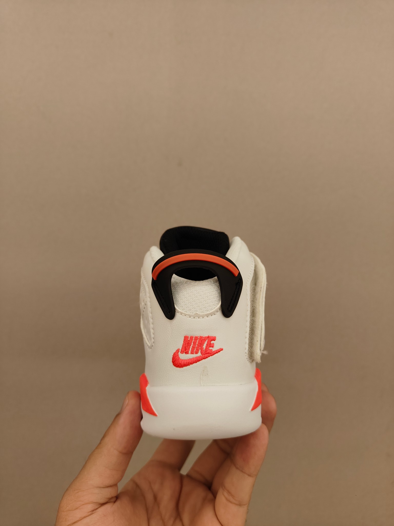 图片[5]-调乔6魔术贴儿童篮球鞋 皮面👏上脚很轻便柔软，宽边魔术贴可以保护脚踝不受伤🦶 拼色设计，脚踝高帮设计，魔术贴开合，穿脱很方便！鞋身皮面，抵御寒冷也很好也非常好👍-选品中心