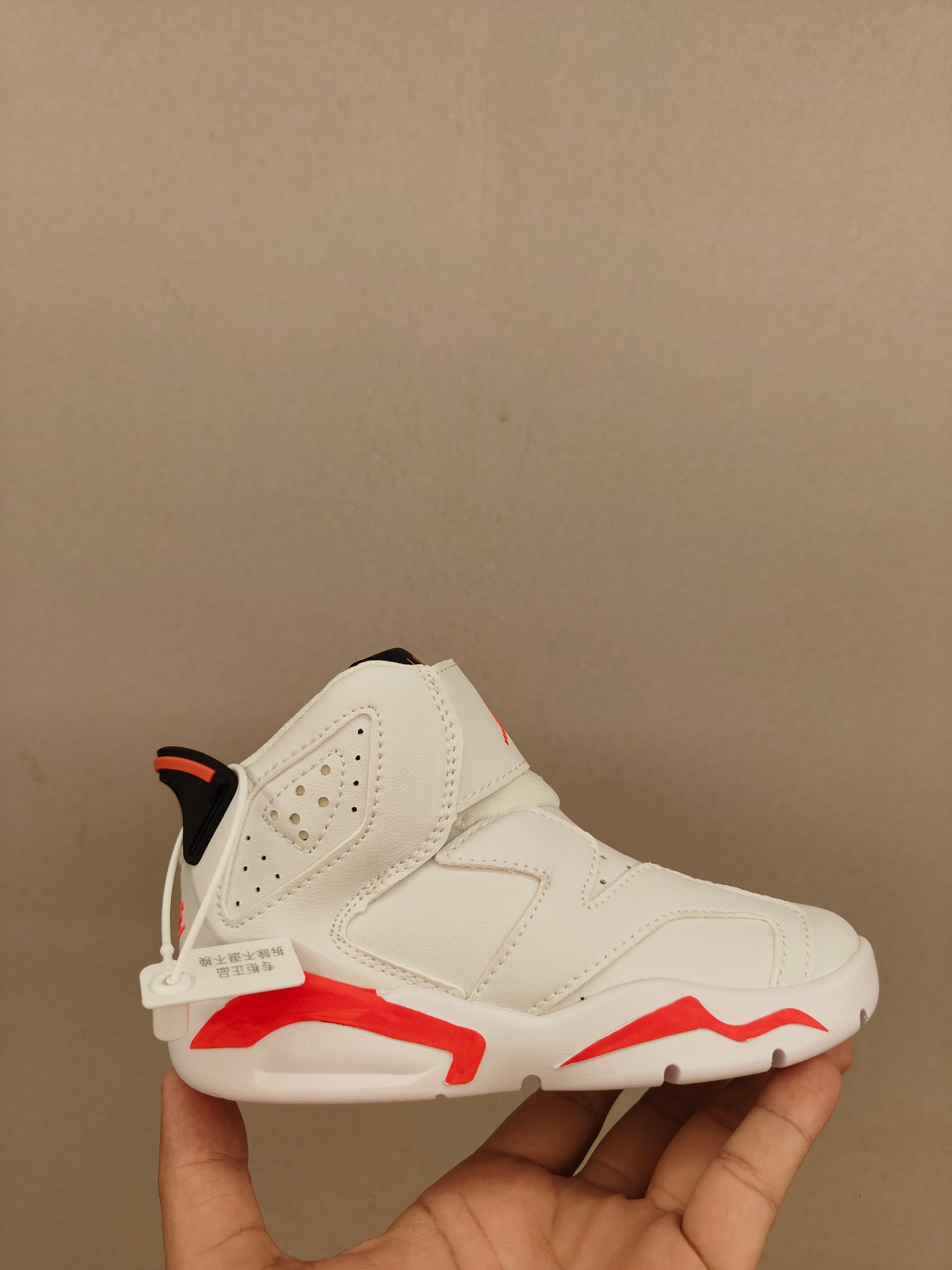 图片[3]-调乔6魔术贴儿童篮球鞋 皮面👏上脚很轻便柔软，宽边魔术贴可以保护脚踝不受伤🦶 拼色设计，脚踝高帮设计，魔术贴开合，穿脱很方便！鞋身皮面，抵御寒冷也很好也非常好👍-选品中心