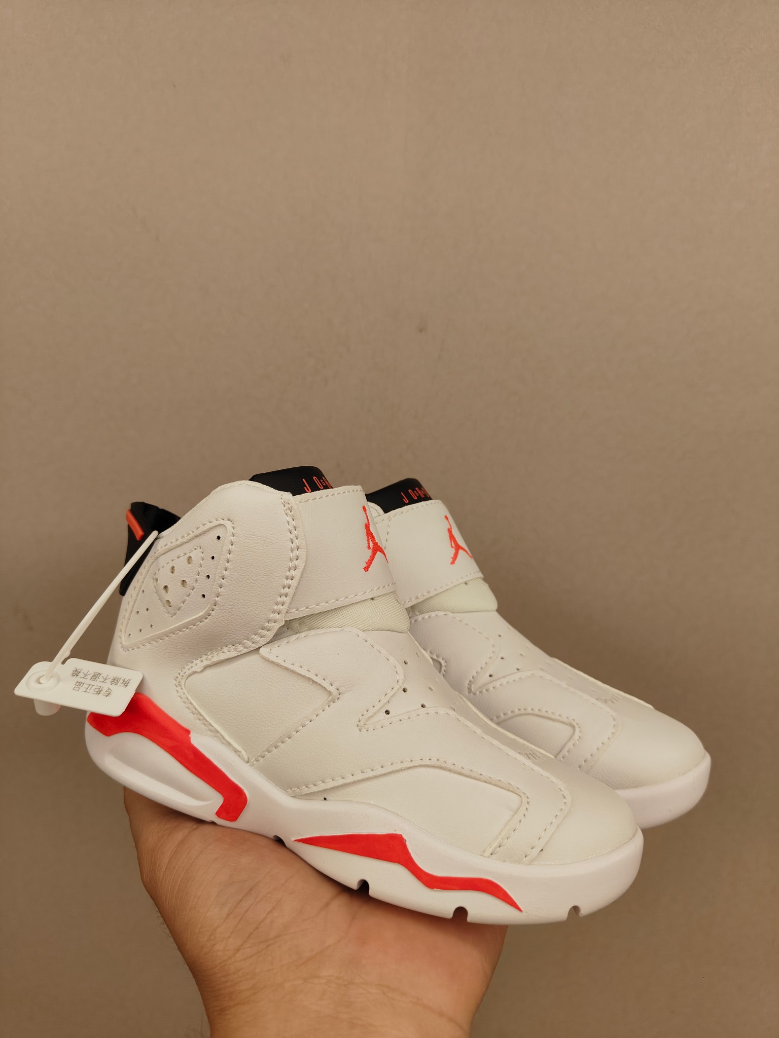 图片[2]-调乔6魔术贴儿童篮球鞋 皮面👏上脚很轻便柔软，宽边魔术贴可以保护脚踝不受伤🦶 拼色设计，脚踝高帮设计，魔术贴开合，穿脱很方便！鞋身皮面，抵御寒冷也很好也非常好👍-选品中心