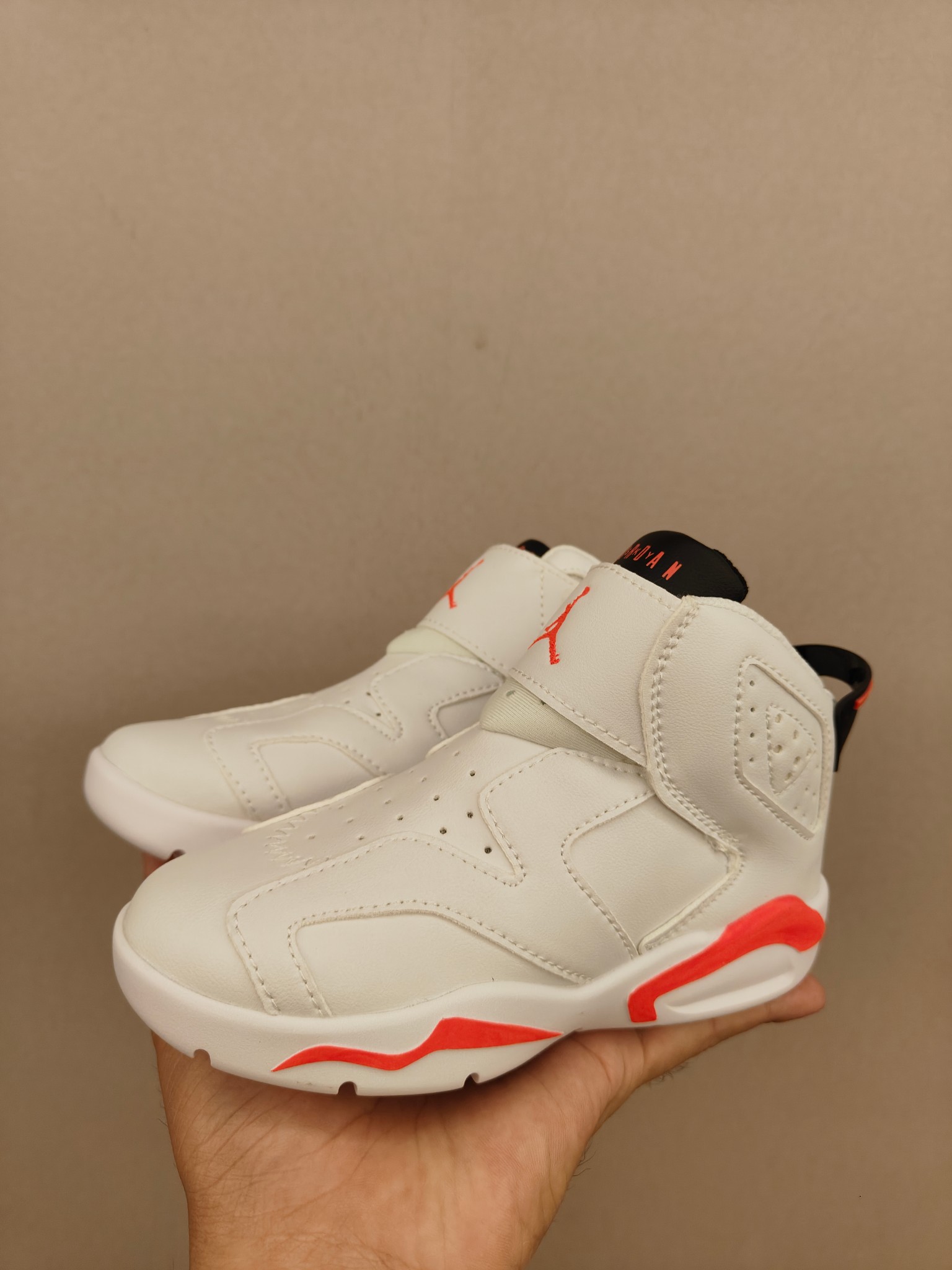 图片[8]-调乔6魔术贴儿童篮球鞋 皮面👏上脚很轻便柔软，宽边魔术贴可以保护脚踝不受伤🦶 拼色设计，脚踝高帮设计，魔术贴开合，穿脱很方便！鞋身皮面，抵御寒冷也很好也非常好👍-选品中心