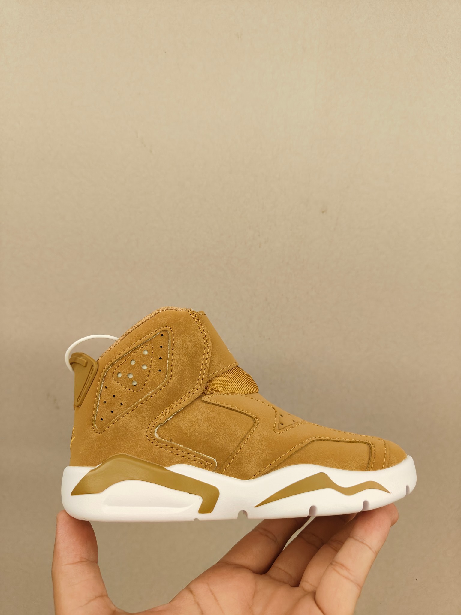 图片[3]-乔6魔术贴儿童篮球鞋 皮面👏上脚很轻便柔软，宽边魔术贴可以保护脚踝不受伤🦶 拼色设计，脚踝高帮设计，魔术贴开合，穿脱很方便！鞋身皮面，抵御寒冷也很好也非常好👍-选品中心