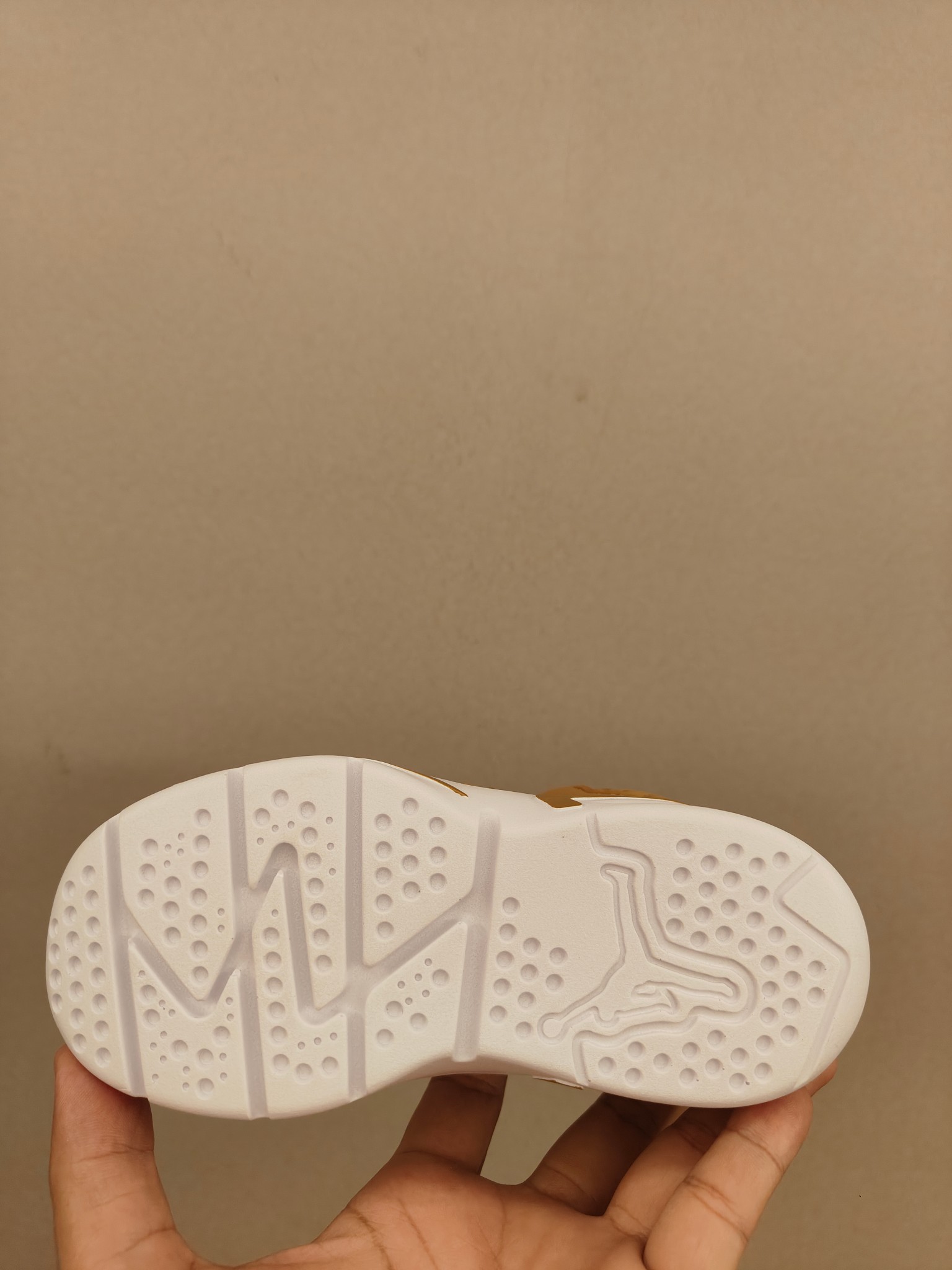 图片[6]-乔6魔术贴儿童篮球鞋 皮面👏上脚很轻便柔软，宽边魔术贴可以保护脚踝不受伤🦶 拼色设计，脚踝高帮设计，魔术贴开合，穿脱很方便！鞋身皮面，抵御寒冷也很好也非常好👍-选品中心