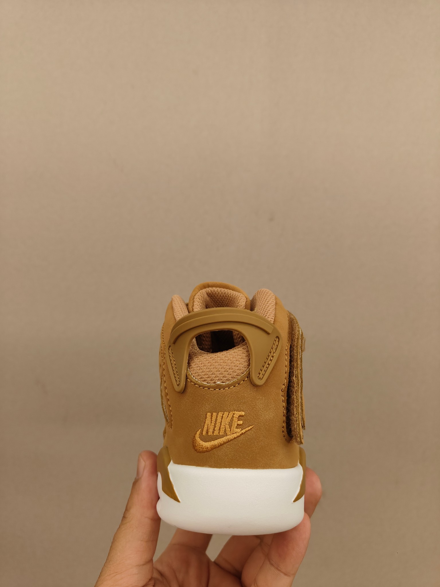 图片[5]-乔6魔术贴儿童篮球鞋 皮面👏上脚很轻便柔软，宽边魔术贴可以保护脚踝不受伤🦶 拼色设计，脚踝高帮设计，魔术贴开合，穿脱很方便！鞋身皮面，抵御寒冷也很好也非常好👍-选品中心