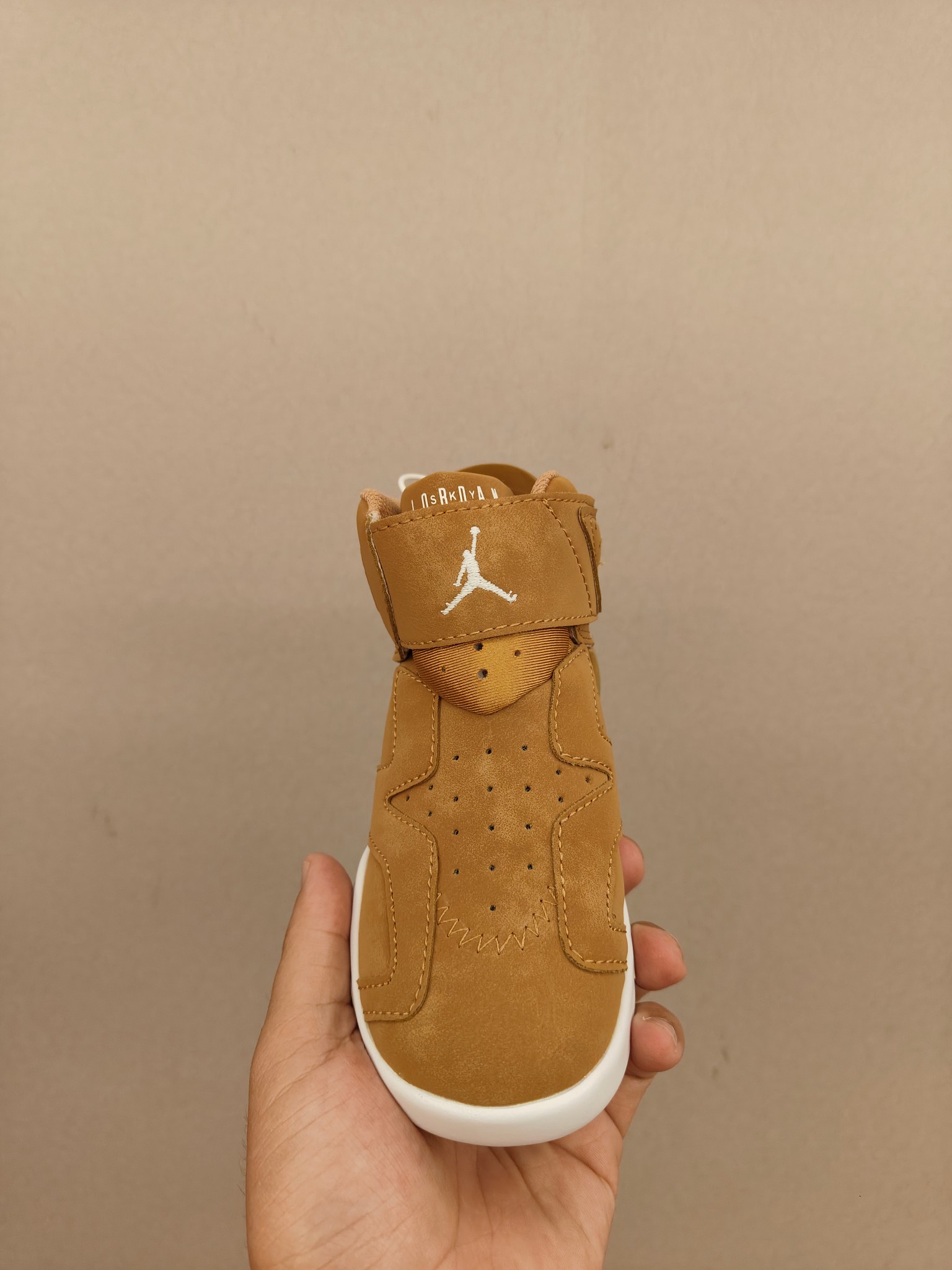 图片[4]-乔6魔术贴儿童篮球鞋 皮面👏上脚很轻便柔软，宽边魔术贴可以保护脚踝不受伤🦶 拼色设计，脚踝高帮设计，魔术贴开合，穿脱很方便！鞋身皮面，抵御寒冷也很好也非常好👍-选品中心