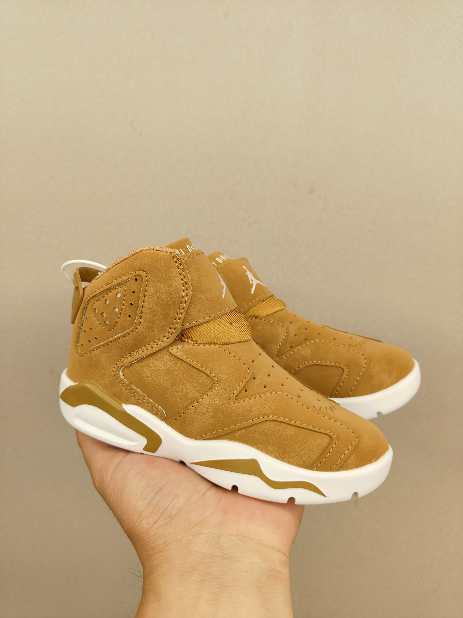 图片[2]-乔6魔术贴儿童篮球鞋 皮面👏上脚很轻便柔软，宽边魔术贴可以保护脚踝不受伤🦶 拼色设计，脚踝高帮设计，魔术贴开合，穿脱很方便！鞋身皮面，抵御寒冷也很好也非常好👍-选品中心