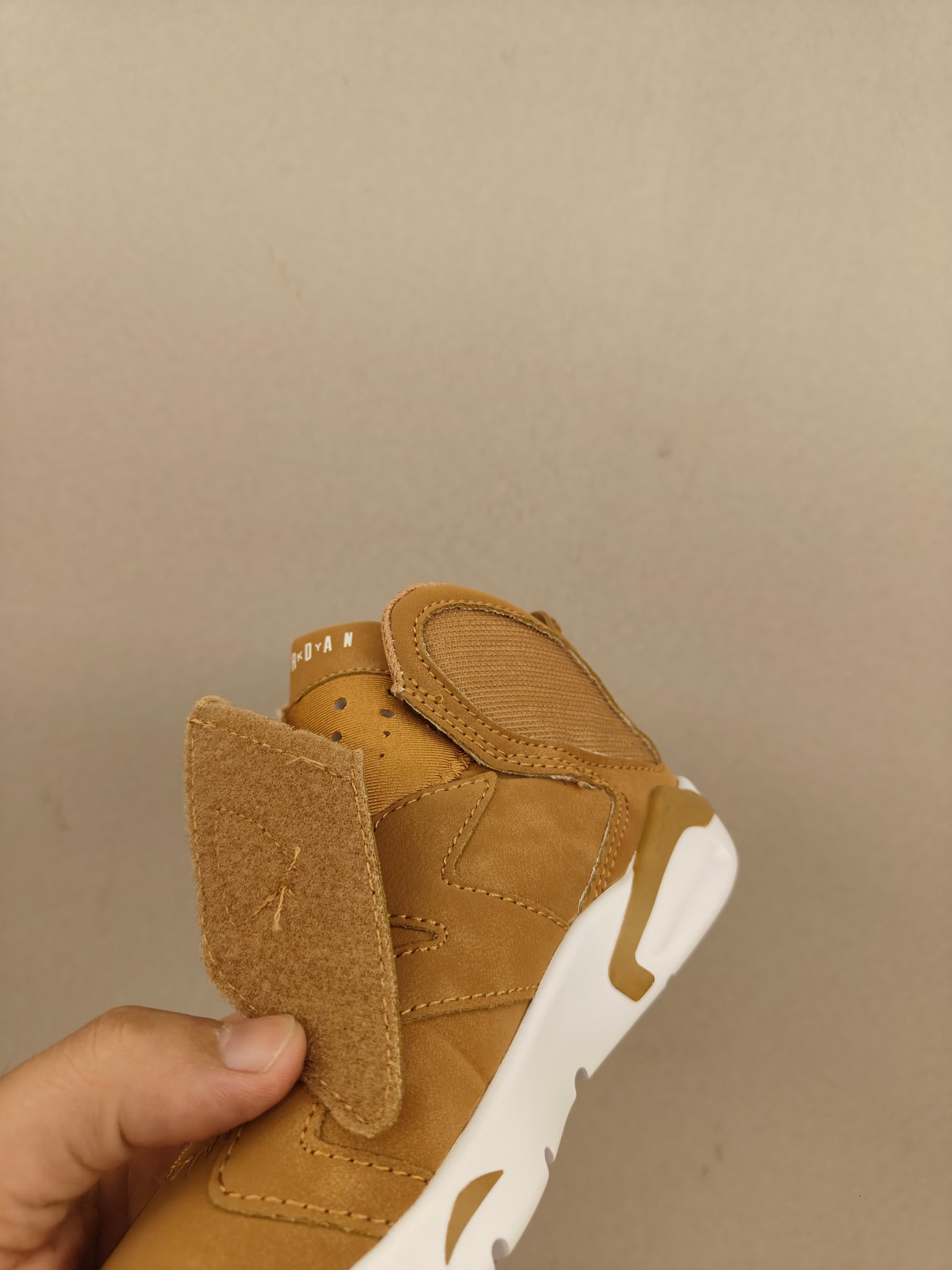 图片[7]-乔6魔术贴儿童篮球鞋 皮面👏上脚很轻便柔软，宽边魔术贴可以保护脚踝不受伤🦶 拼色设计，脚踝高帮设计，魔术贴开合，穿脱很方便！鞋身皮面，抵御寒冷也很好也非常好👍-选品中心