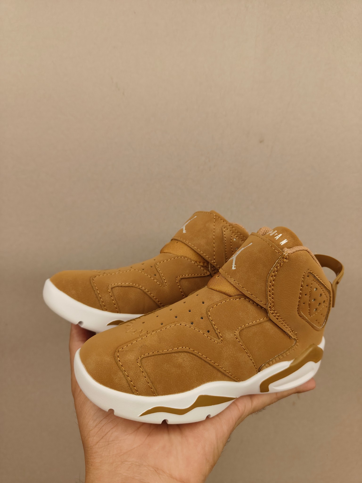 图片[8]-乔6魔术贴儿童篮球鞋 皮面👏上脚很轻便柔软，宽边魔术贴可以保护脚踝不受伤🦶 拼色设计，脚踝高帮设计，魔术贴开合，穿脱很方便！鞋身皮面，抵御寒冷也很好也非常好👍-选品中心