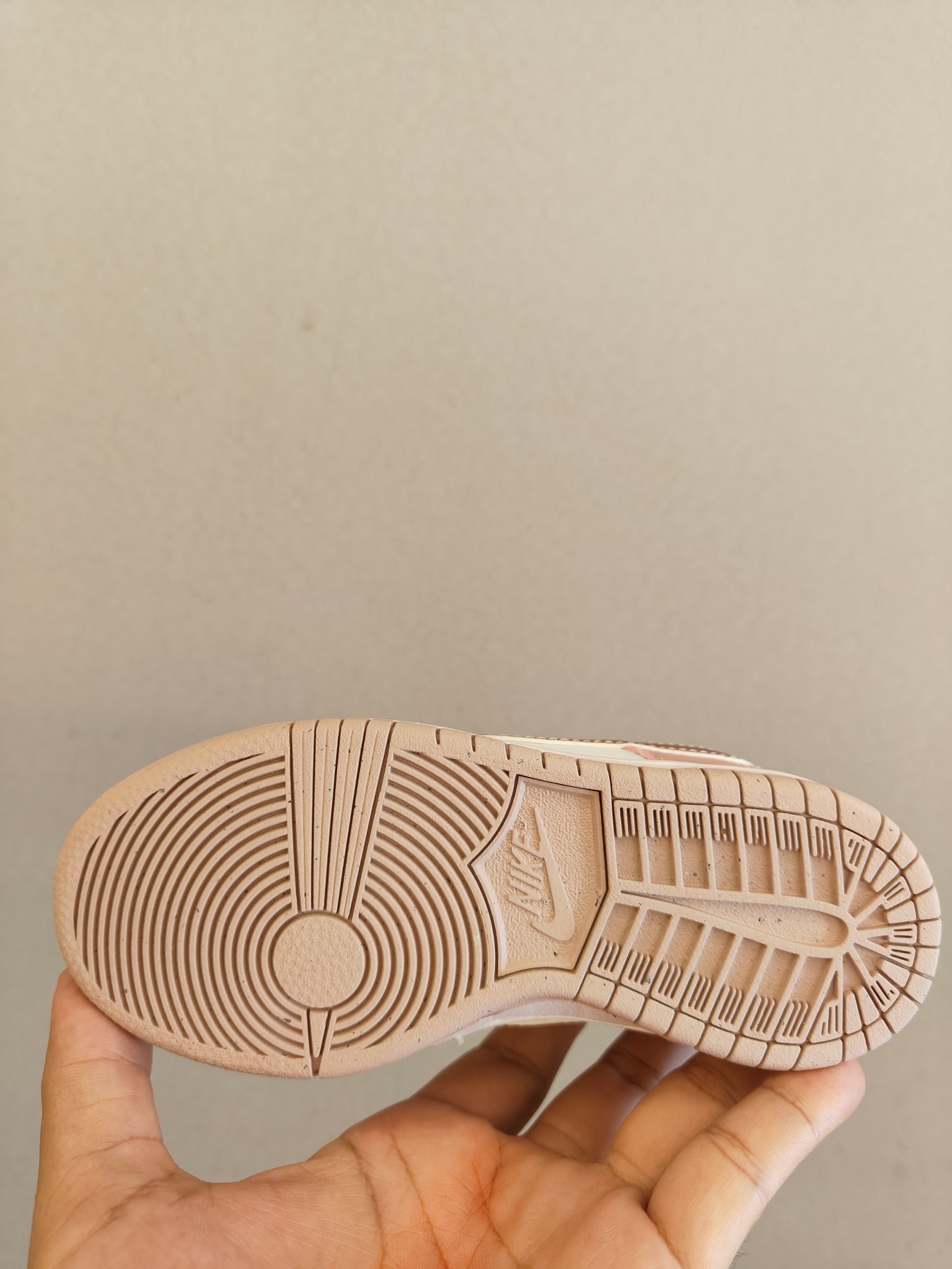 图片[6]-头层皮✅耐克Nike SB Dunk Low 扣篮系列复古低帮休闲运动滑板板鞋。采用脚感柔软舒适ZoomAir气垫，有效吸收滑板等极限运动在落地时带来的冲击力，为街头运动者们更好的保护\”},\”album\”：{\”isTourist\”：false,\”isWatermark\”：true,\”desc\”：\”-选品中心