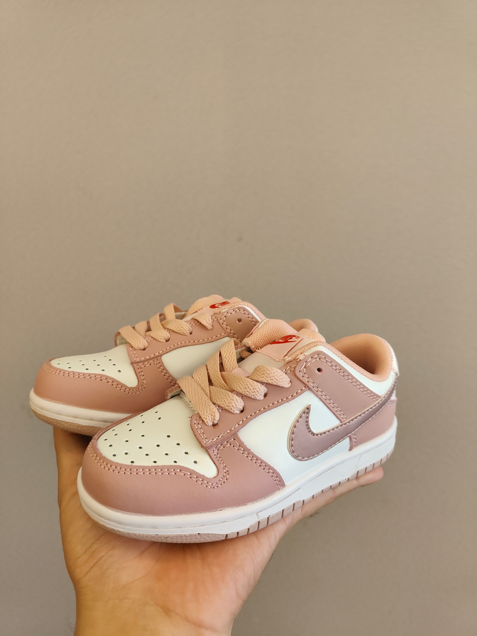 图片[8]-头层皮✅耐克Nike SB Dunk Low 扣篮系列复古低帮休闲运动滑板板鞋。采用脚感柔软舒适ZoomAir气垫，有效吸收滑板等极限运动在落地时带来的冲击力，为街头运动者们更好的保护\”},\”album\”：{\”isTourist\”：false,\”isWatermark\”：true,\”desc\”：\”-选品中心