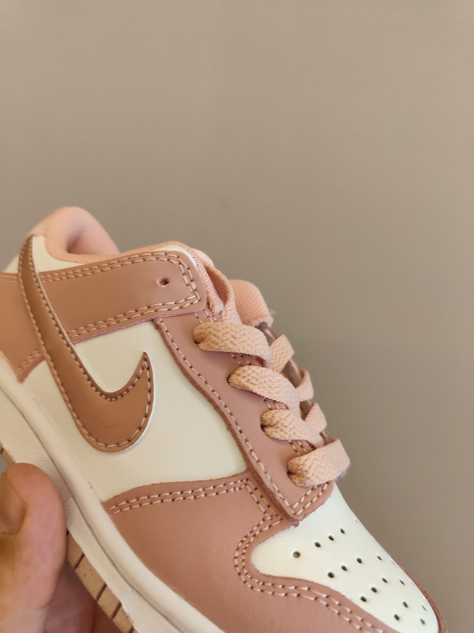 图片[7]-头层皮✅耐克Nike SB Dunk Low 扣篮系列复古低帮休闲运动滑板板鞋。采用脚感柔软舒适ZoomAir气垫，有效吸收滑板等极限运动在落地时带来的冲击力，为街头运动者们更好的保护\”},\”album\”：{\”isTourist\”：false,\”isWatermark\”：true,\”desc\”：\”-选品中心