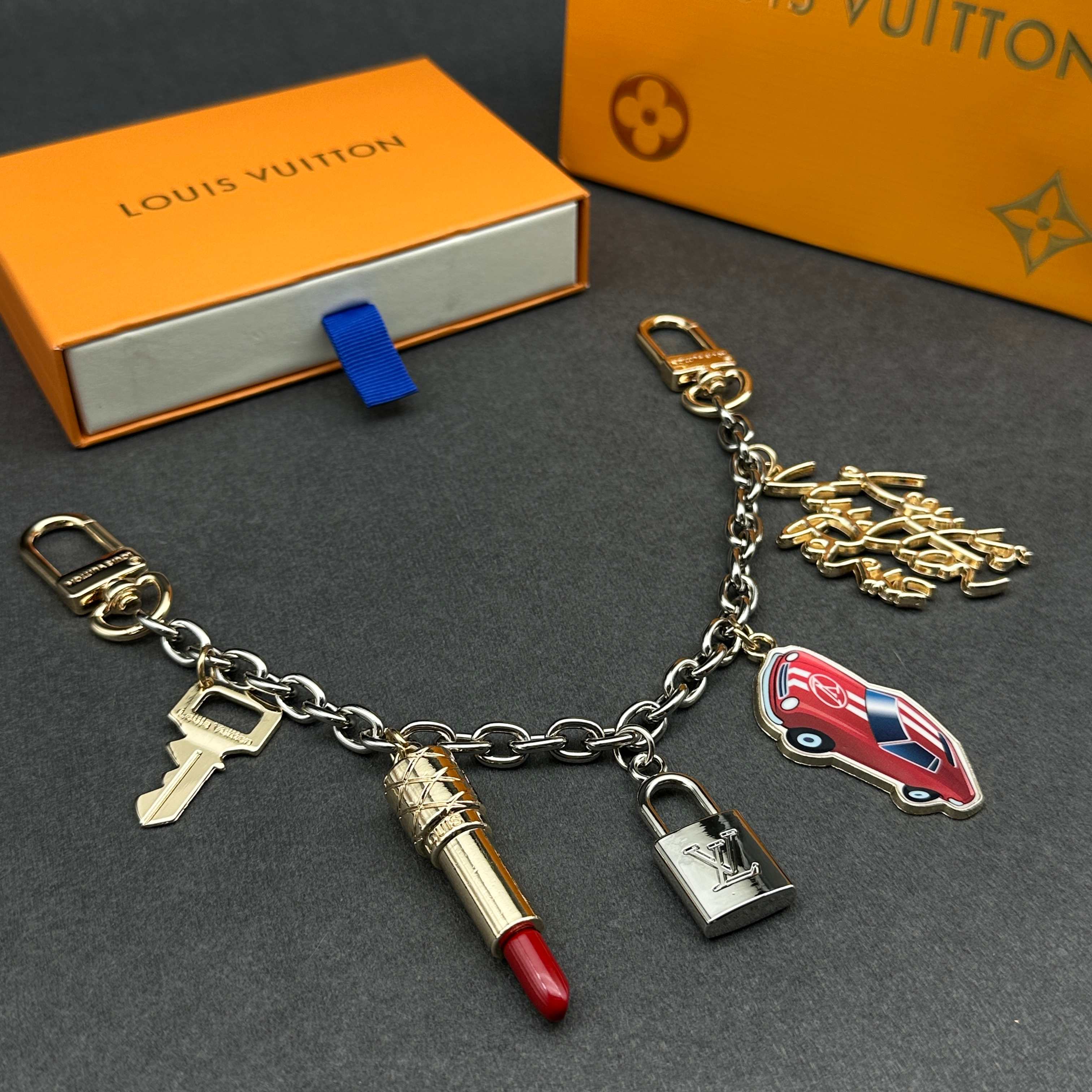 NO:617168,-New 1V limited edition keychain, bag charm, silver chain with exquisite charm combination, classic lock, lipstick, car style, gold 1V tag embellishment, bag charm, bag chain, single item jewelry    ,keychain19860909-新款 1V限定款钥匙扣 包包挂饰 银色链条搭配精美挂饰组合 经典锁头、口红、汽车造型 金色1V字样吊牌点缀 包包挂饰 包链,单品首饰    ,ke,accessory