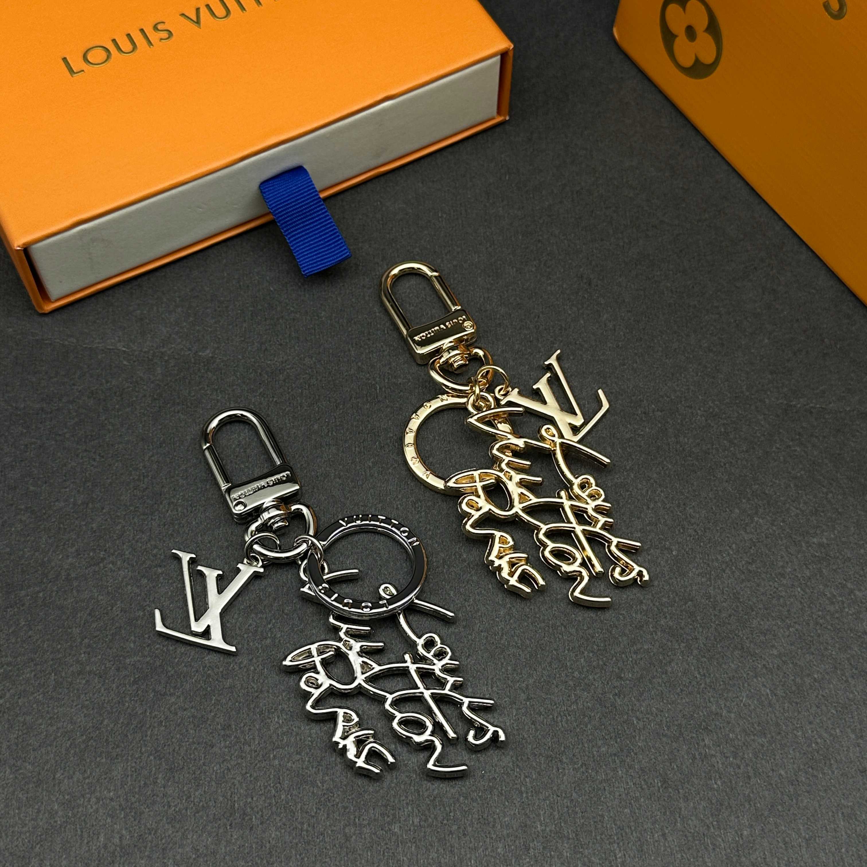 NO:617170,-1V Louis Vuitton keychain, the new Monogram World Tour series, gold and silver in 2 colors, exquisite letter decoration, with 1V classic logo, can be used as a keychain or bag charm, comes with a counter box and dust bag, single item jewelry     , louis vuitton, keychain19860909-1V路易威登钥匙扣 新款 Monogram World Tour系列,金银2色,精致字母装饰,搭配1V经典logo,可做钥匙扣或包挂饰,配专柜盒子和防尘袋,单品首饰    ,louis vuitton,ke,accessory