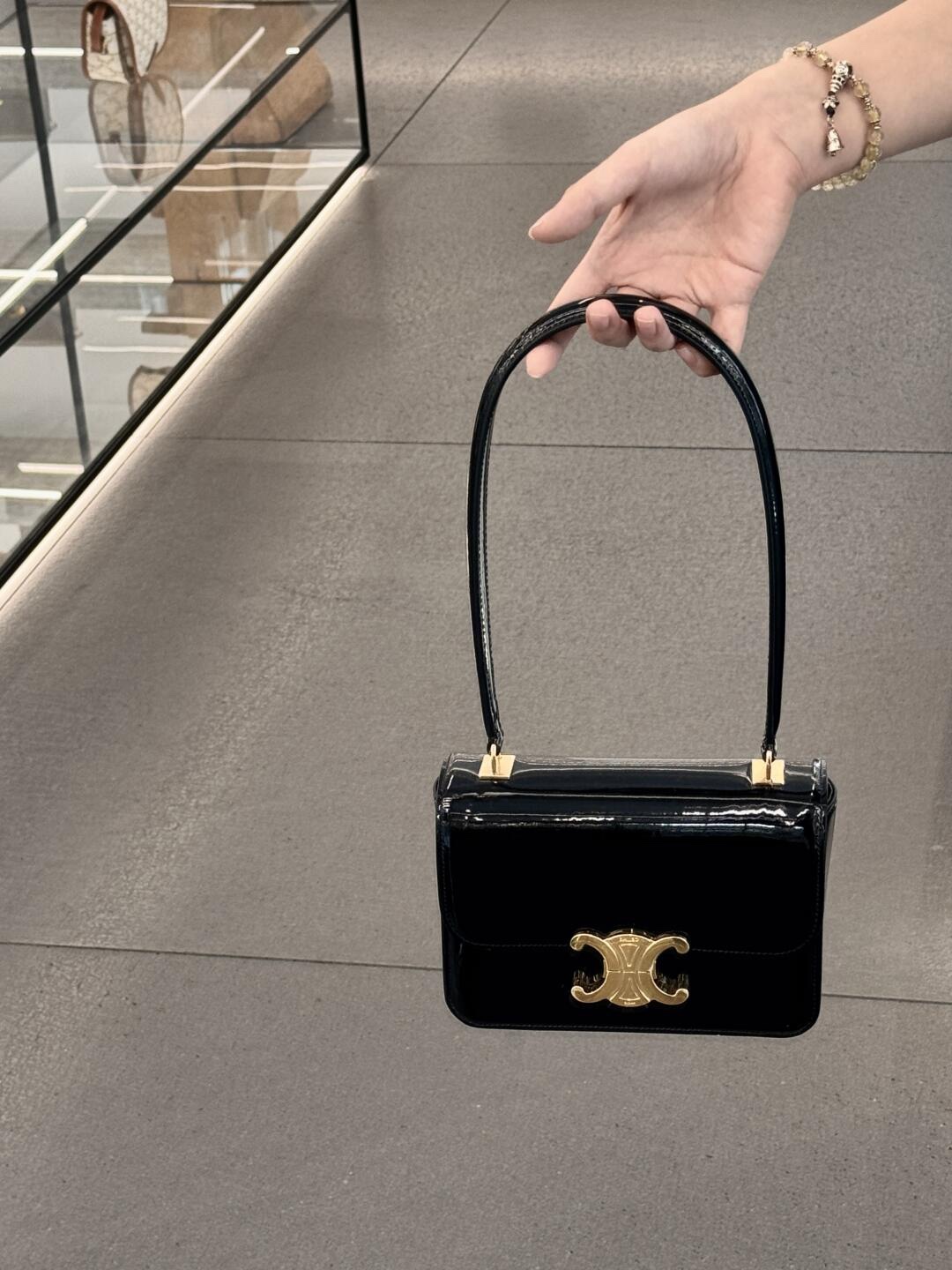 Celine Teen Garence is like a piece of silky and shiny chocolate I cant help but take a bite Its also like a sparkling lake, fascinating mysterio