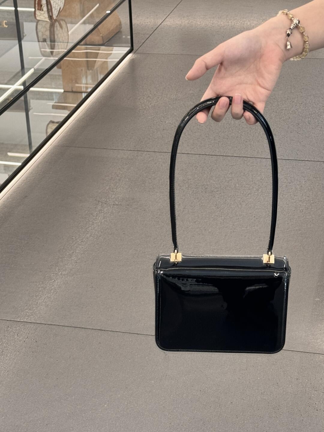 Celine Teen Garence is like a piece of silky and shiny chocolate I cant help but take a bite Its also like a sparkling lake, fascinating mysterio