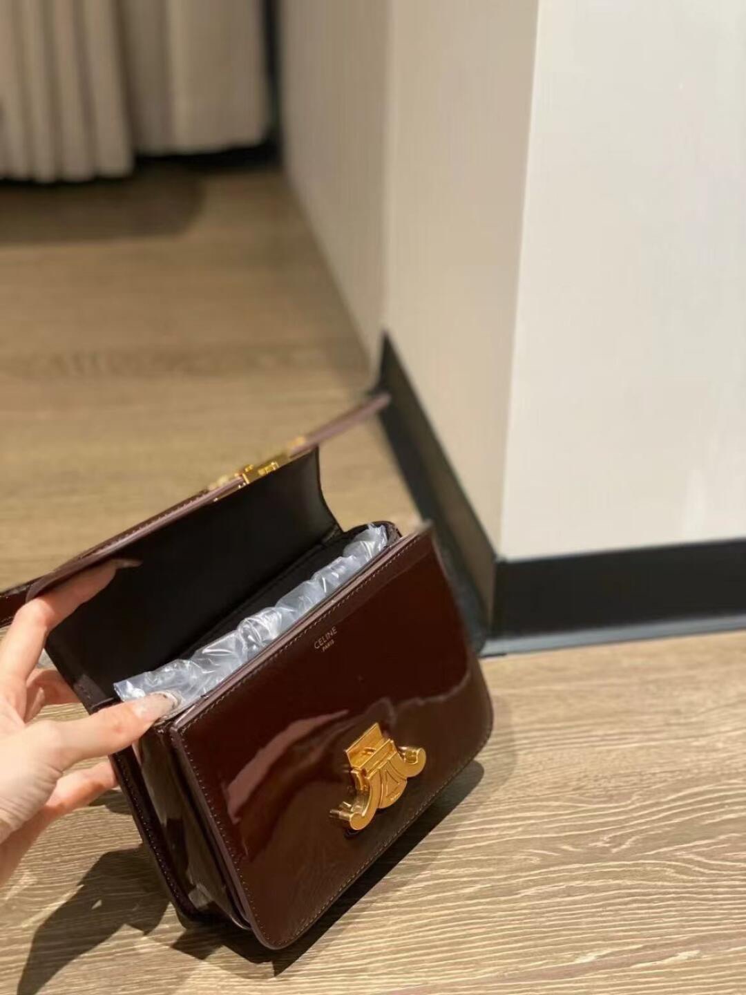 Celine Chocolate ~ Brown The color that is going to be popular this autumn and winter It combines thousands of favorites, elegance, mystery, fash