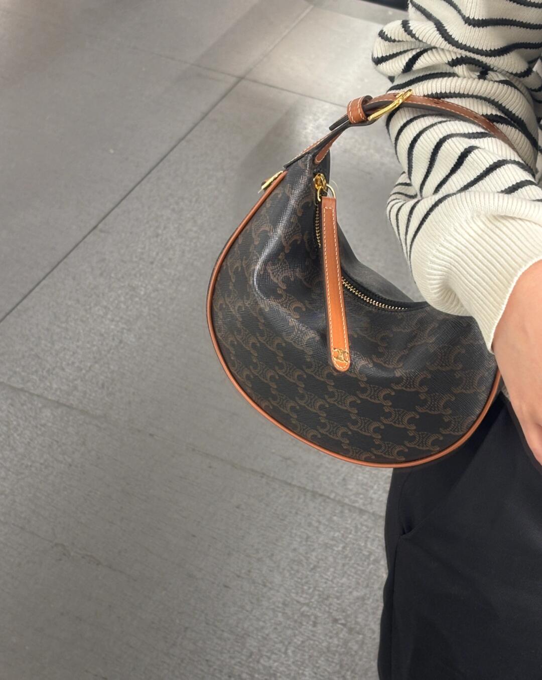 Celine The small crescent moon lulu has an upper body effect. It has a small figure and can be carried by hand or cross-body. It is very suitable
