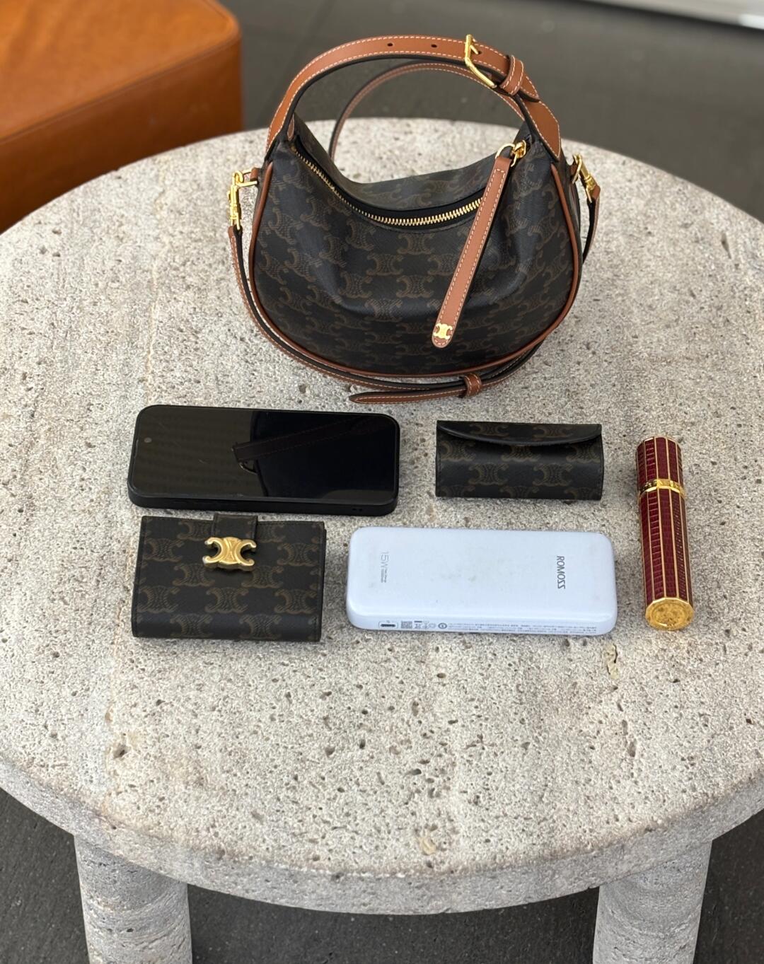 Celine The small crescent moon lulu has an upper body effect. It has a small figure and can be carried by hand or cross-body. It is very suitable